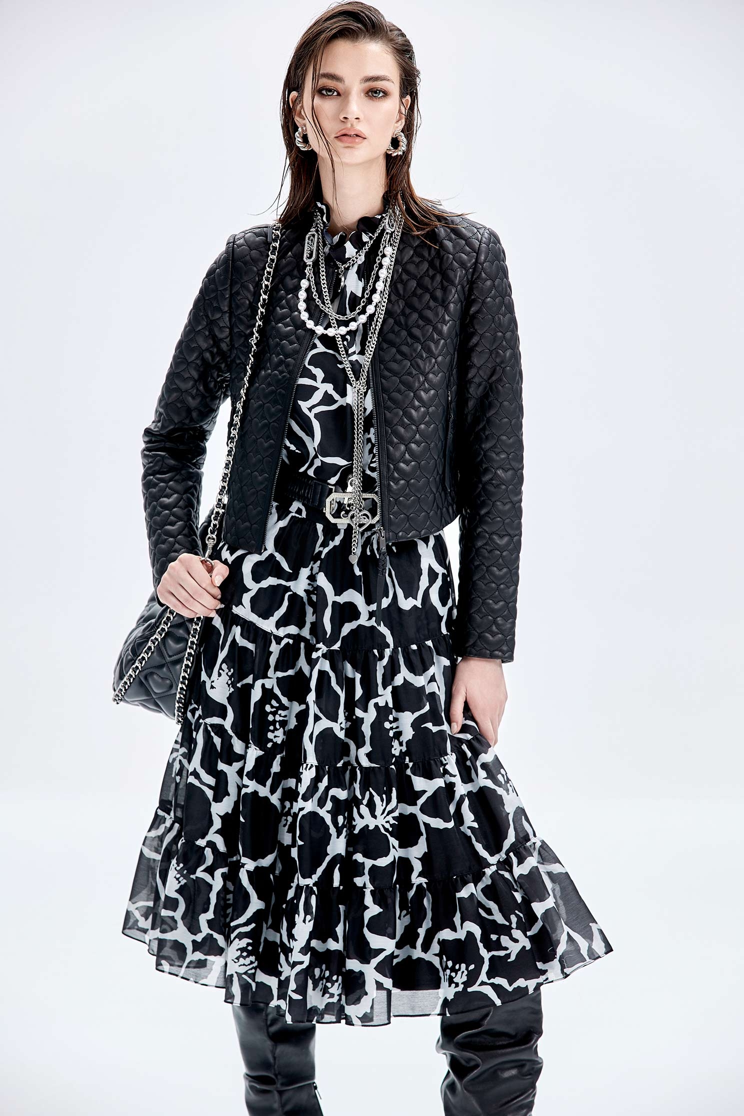 手繪感花朵印花上衣手繪感花朵印花上衣,一般背心,一般背心馬甲,上衣,人氣商品,內搭上衣,秋冬穿搭,背心,花花世界,荷葉