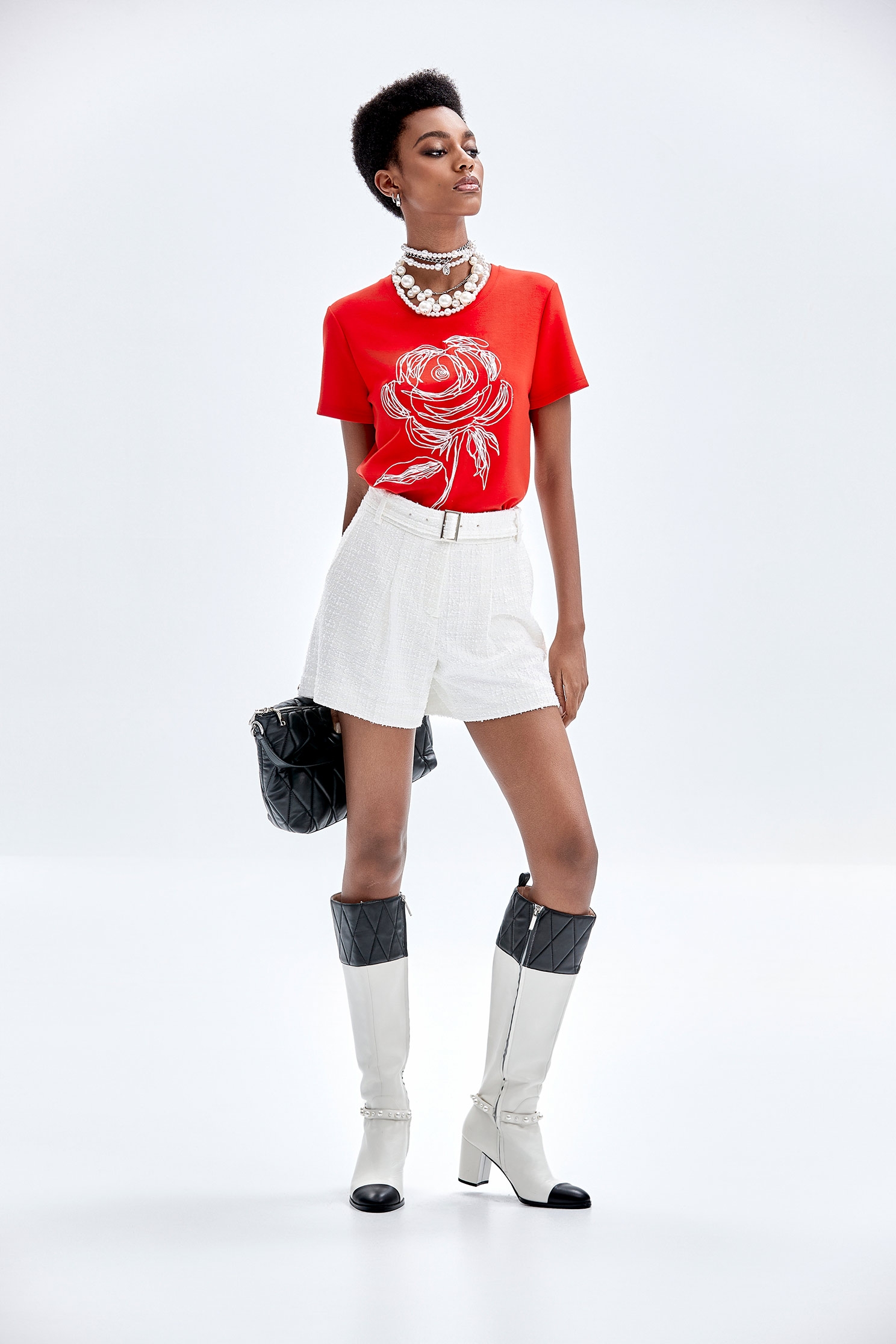 手繪感花朵刺繡上衣手繪感花朵刺繡上衣,上衣,刺繡,秋冬穿搭,花花世界