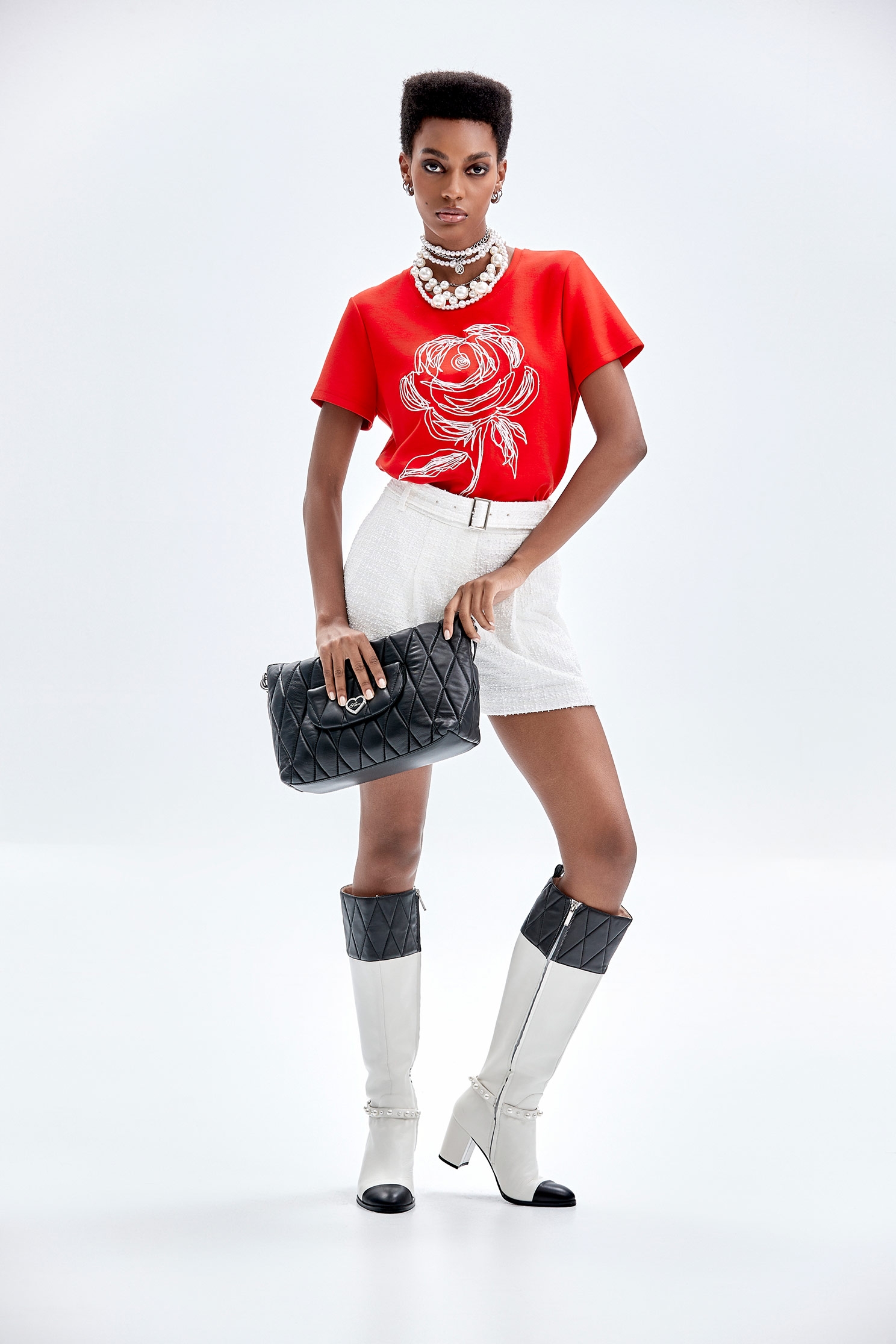 手繪感花朵刺繡上衣手繪感花朵刺繡上衣,上衣,刺繡,秋冬穿搭,花花世界