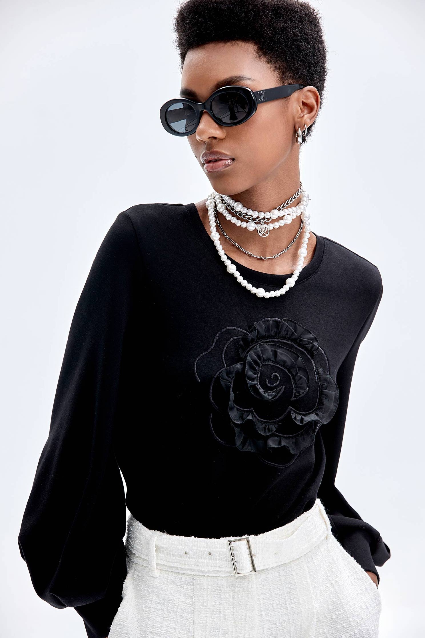 刺繡花朵造型上衣刺繡花朵造型上衣,上衣,人氣商品,刺繡,秋冬穿搭,繡花,花花世界,黑色上衣