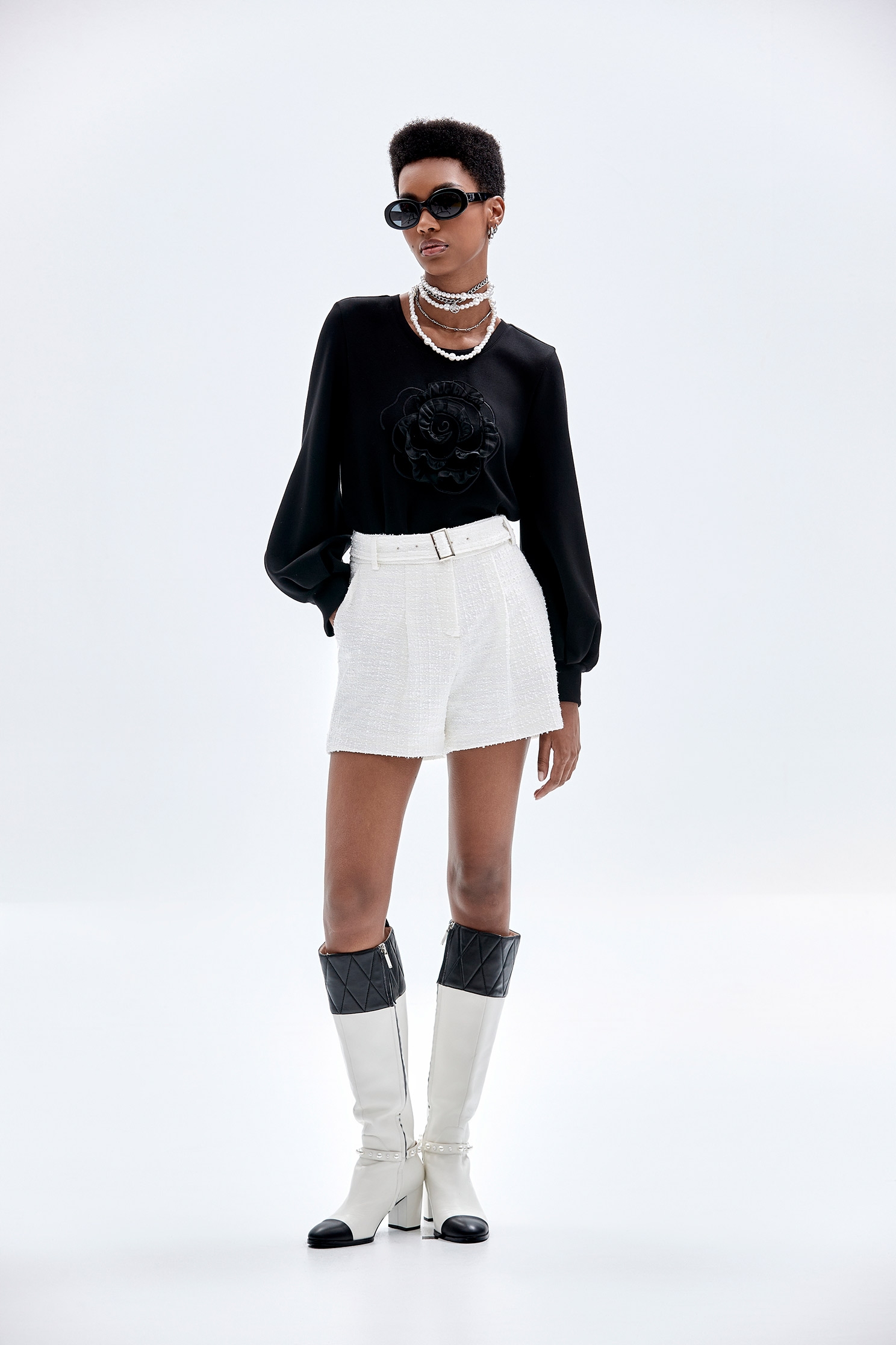 刺繡花朵造型上衣刺繡花朵造型上衣,上衣,人氣商品,刺繡,秋冬穿搭,繡花,花花世界,黑色上衣