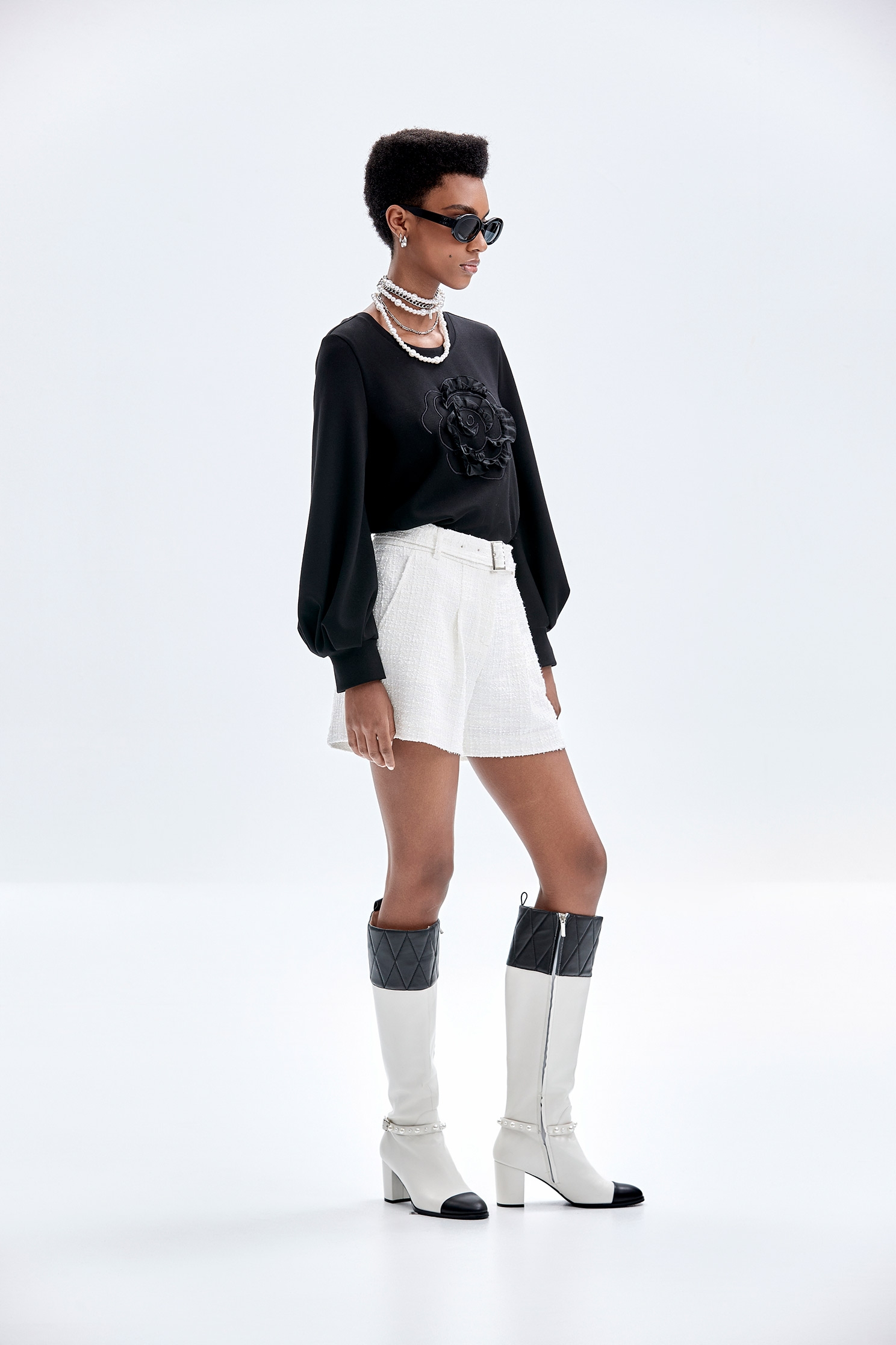 刺繡花朵造型上衣刺繡花朵造型上衣,上衣,人氣商品,刺繡,秋冬穿搭,繡花,花花世界,黑色上衣