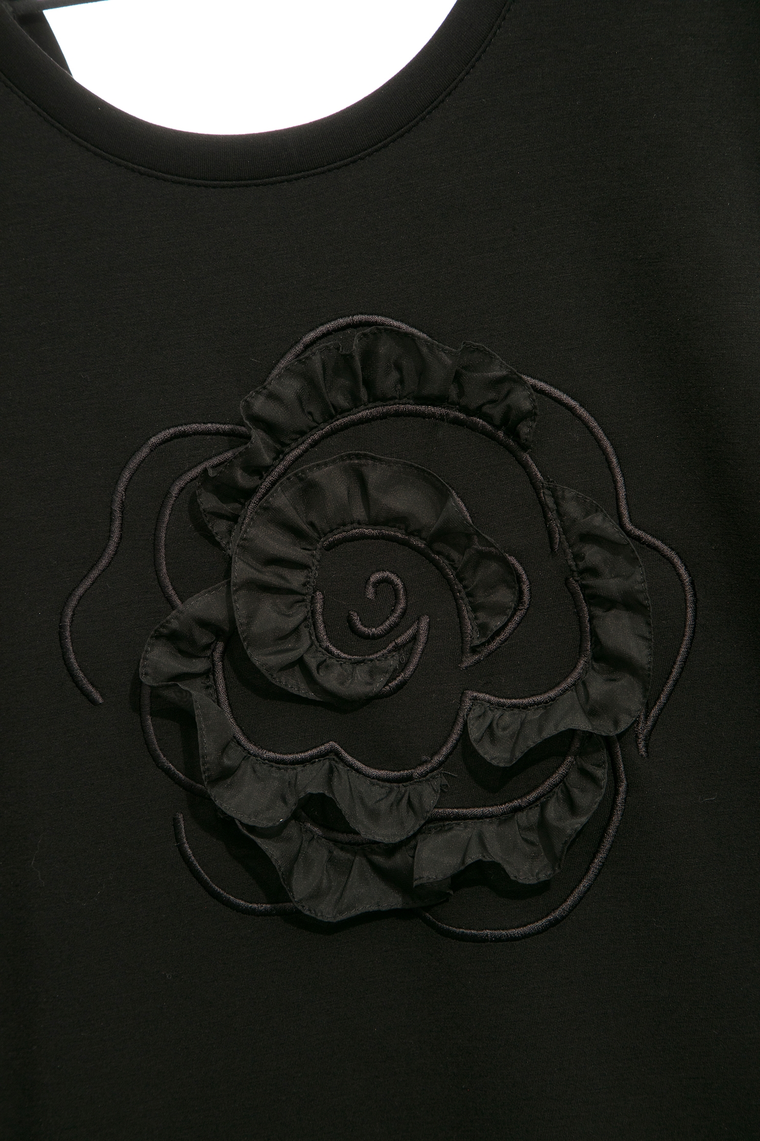 刺繡花朵造型上衣刺繡花朵造型上衣,上衣,人氣商品,刺繡,秋冬穿搭,繡花,花花世界,黑色上衣