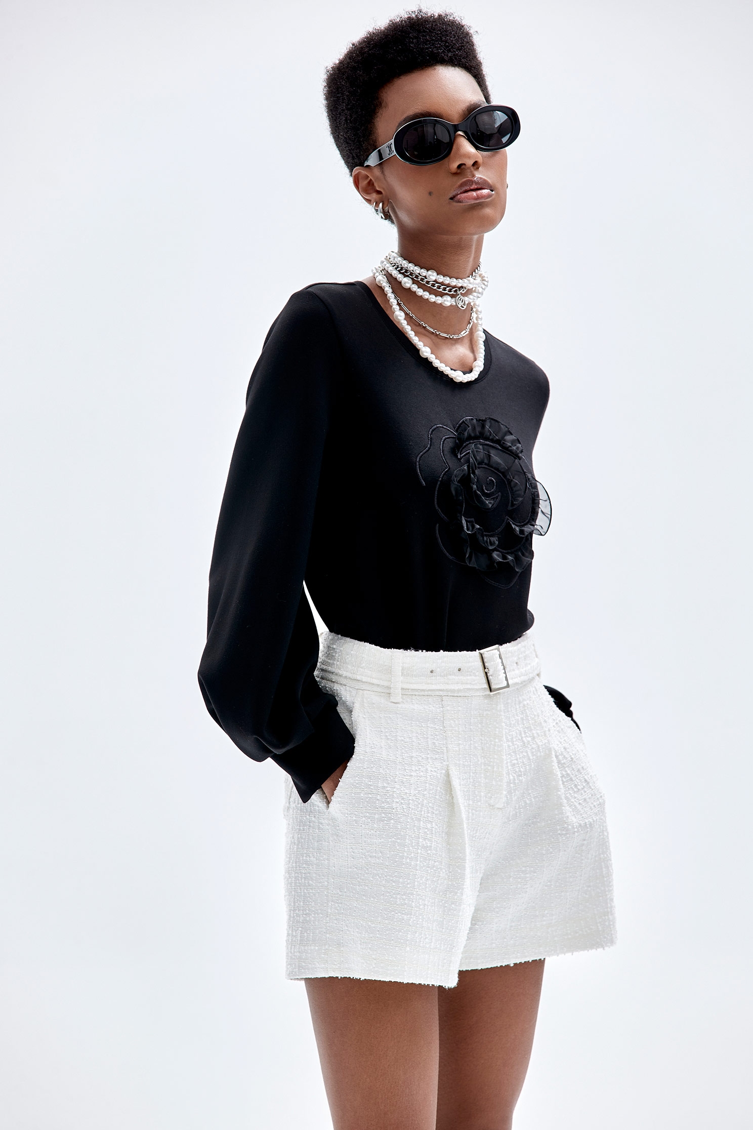 刺繡花朵造型上衣刺繡花朵造型上衣,上衣,人氣商品,刺繡,秋冬穿搭,繡花,花花世界,黑色上衣