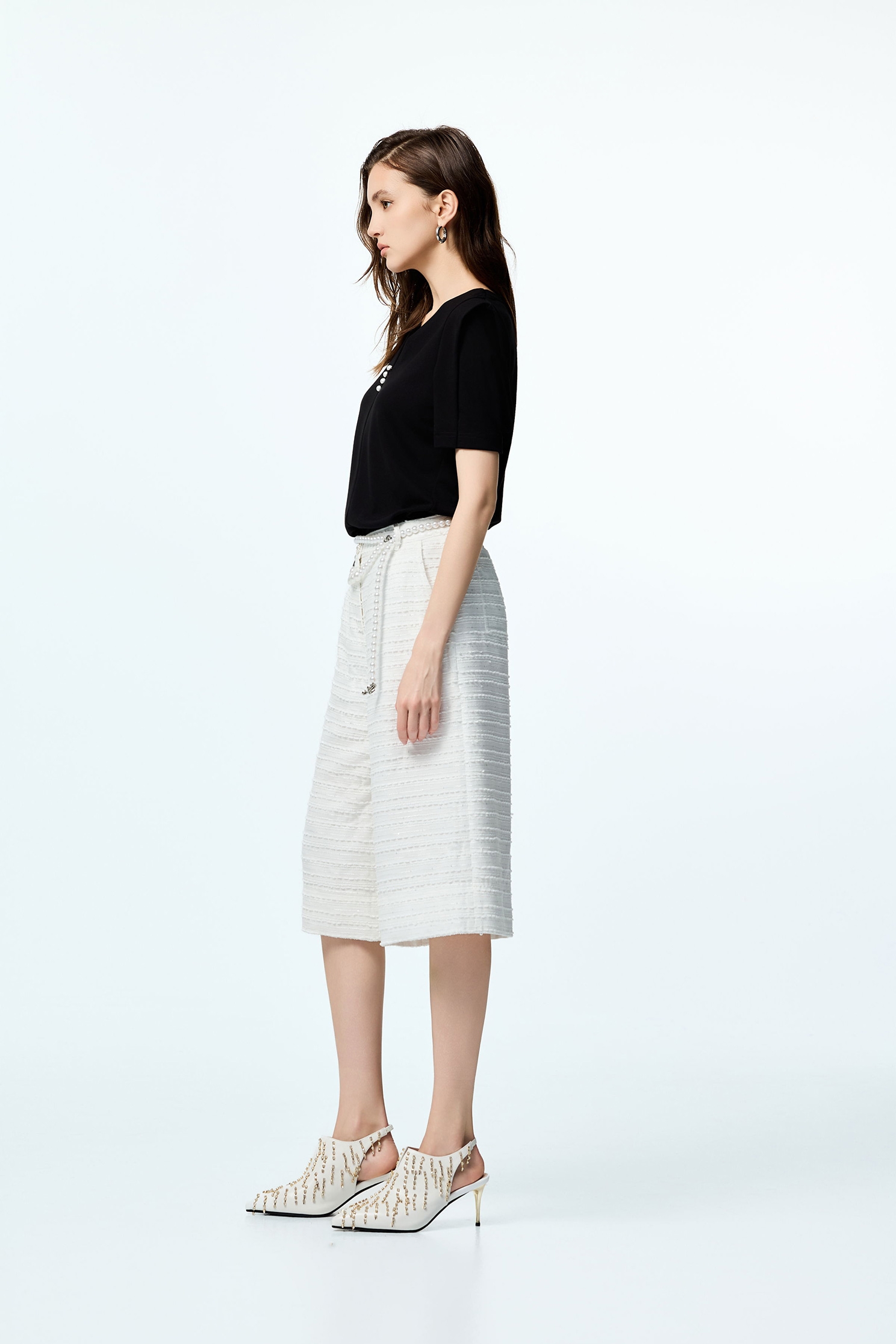 極致黑V領珍珠縫飾絲光單品T極致黑V領珍珠縫飾絲光單品T,上班OL穿搭,上衣,珍珠,秋冬穿搭