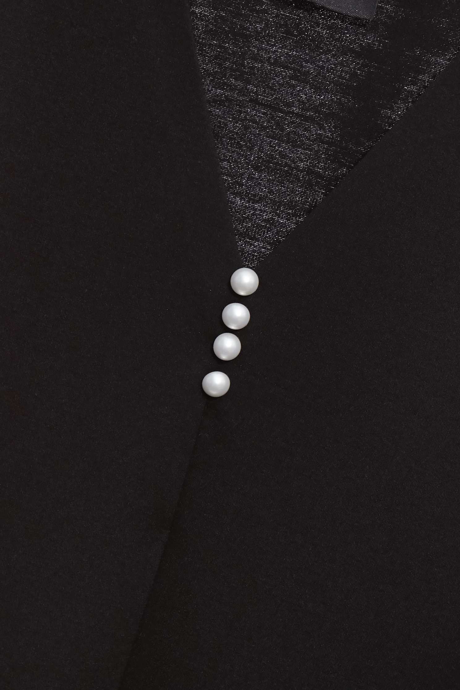 極致黑V領珍珠縫飾絲光單品T極致黑V領珍珠縫飾絲光單品T,上班OL穿搭,上衣,珍珠,秋冬穿搭