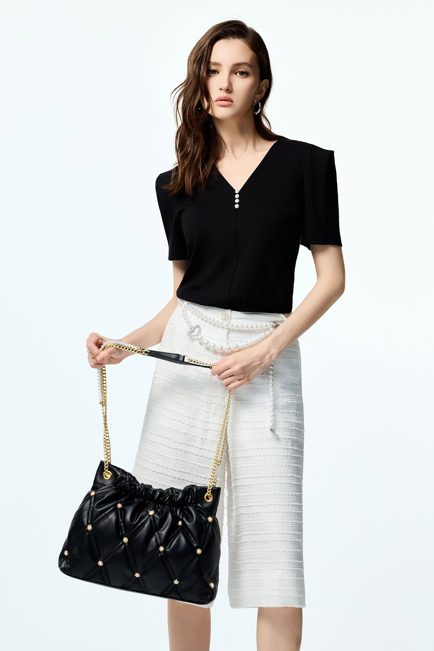 極致黑V領珍珠縫飾絲光單品T極致黑V領珍珠縫飾絲光單品T,上班OL穿搭,上衣,珍珠,秋冬穿搭