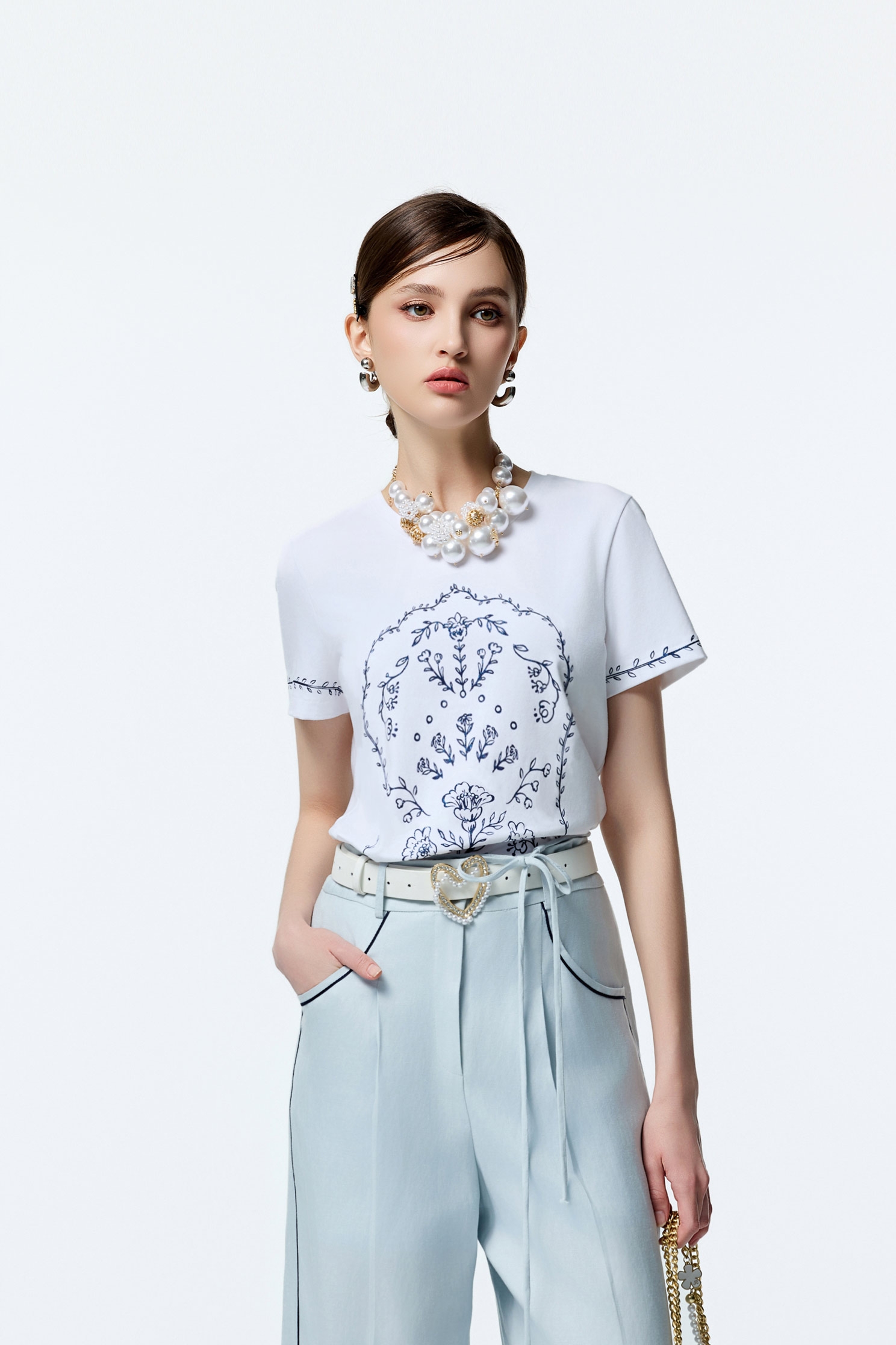 光學白復古壁花刺繡Ｔ恤上衣光學白復古壁花刺繡Ｔ恤上衣,T-Shirt,T恤,上衣,刺繡,秋冬穿搭,約會特輯,純棉,花花世界