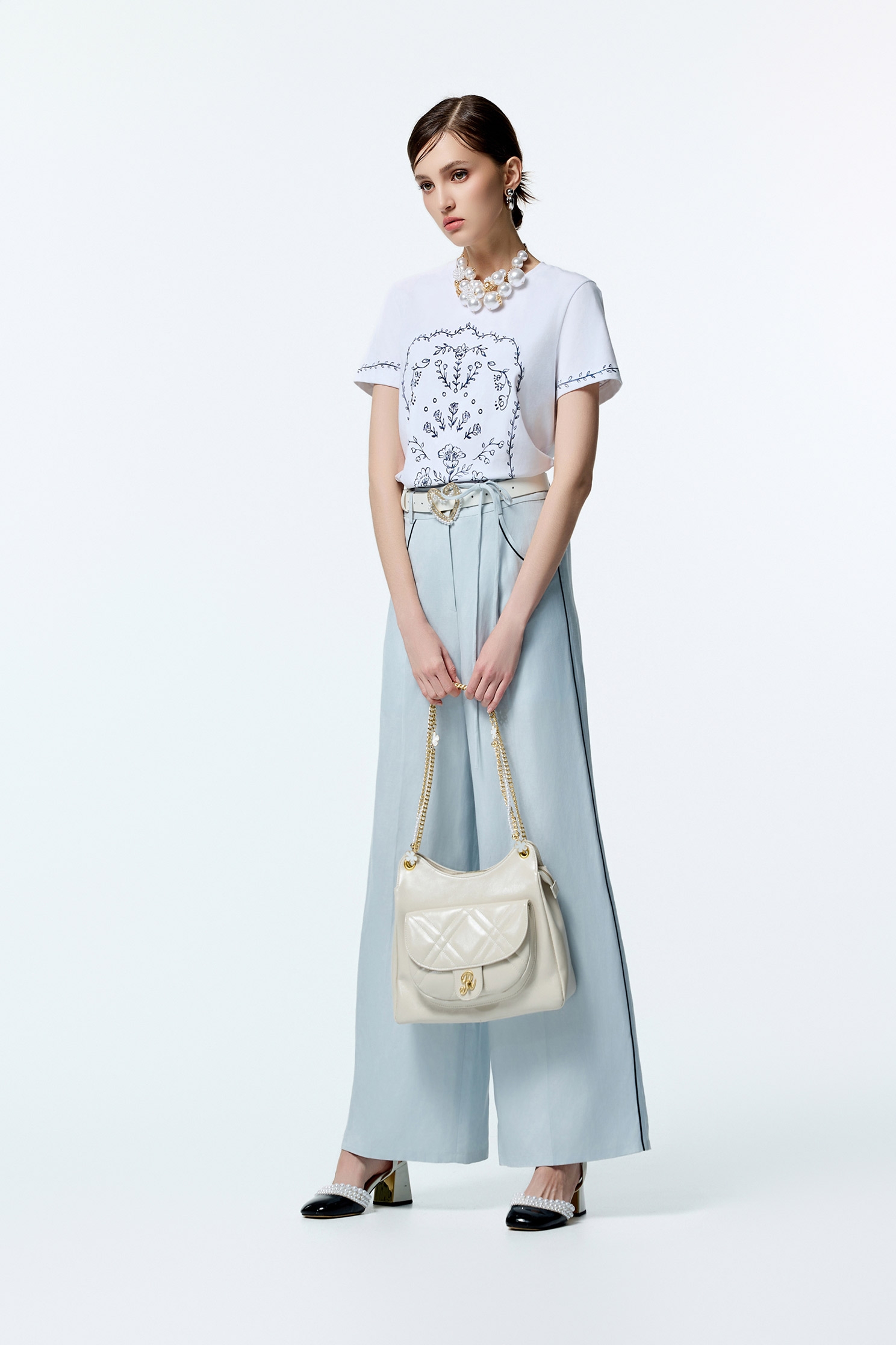 光學白復古壁花刺繡Ｔ恤上衣光學白復古壁花刺繡Ｔ恤上衣,T-Shirt,T恤,上衣,刺繡,秋冬穿搭,約會特輯,純棉,花花世界