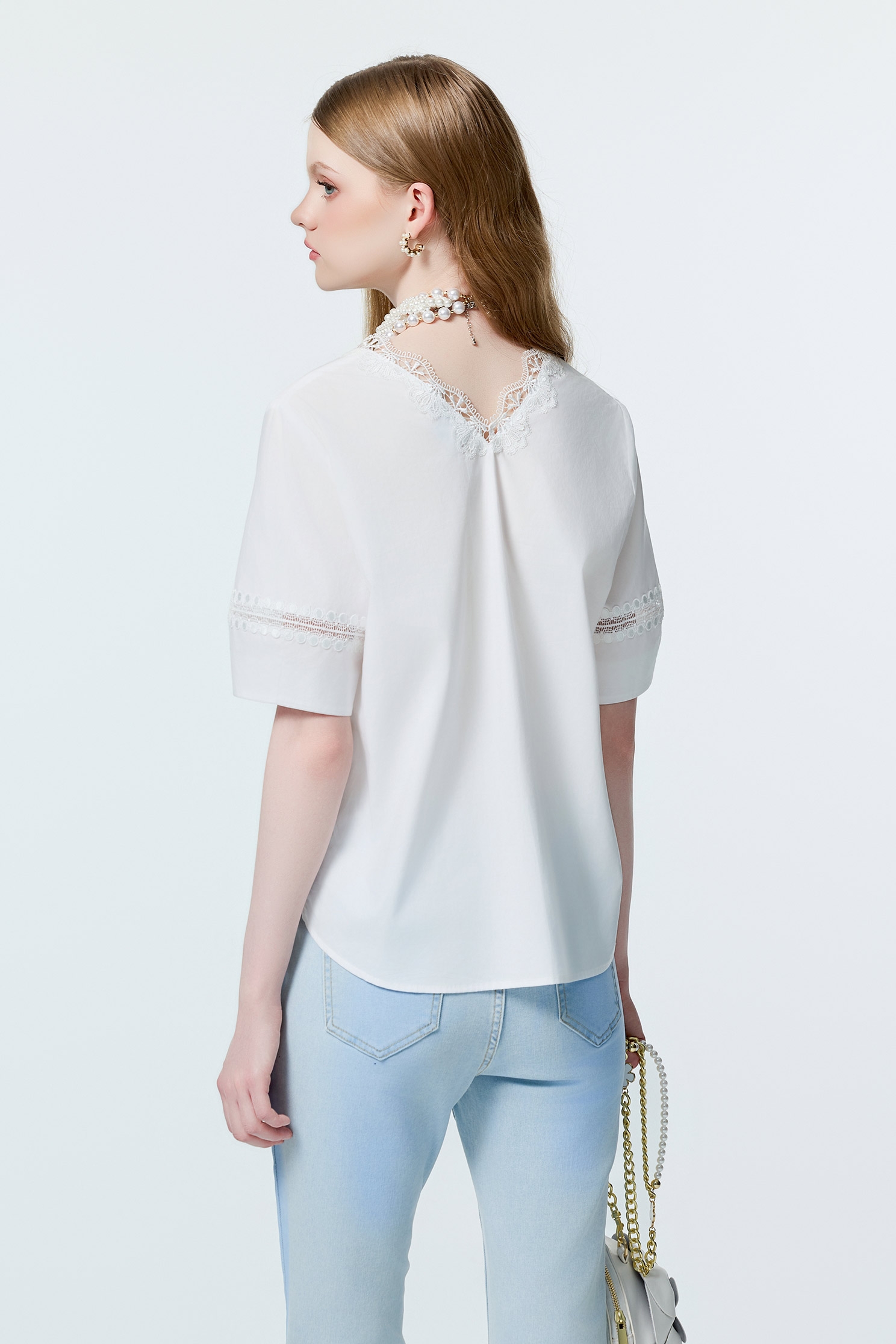 光學白崁蕾絲上衣光學白崁蕾絲上衣,V領上衣,上衣,人氣商品,秋冬穿搭,約會特輯,蕾絲,蕾絲上衣,輕奢度假,輕奢渡假