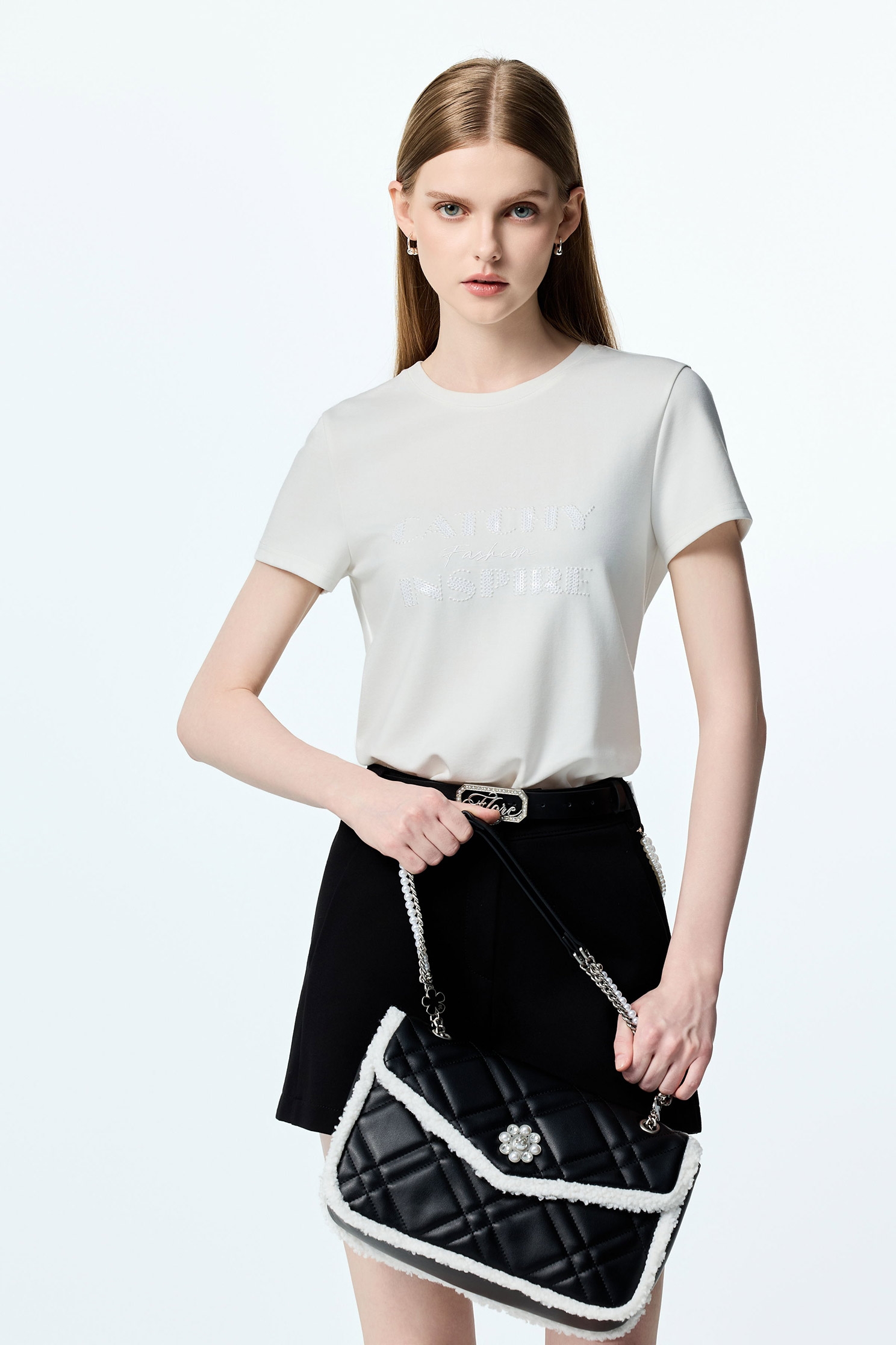 電繡亮片字體絲光T電繡亮片字體絲光T,上班OL穿搭,上衣,秋冬穿搭