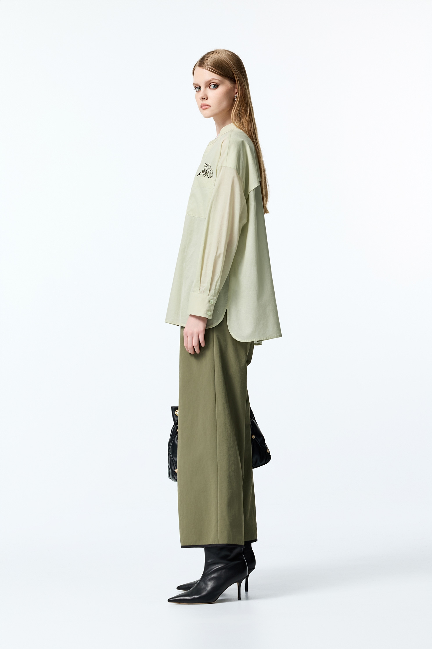 海帶綠花豹刺繡上衣海帶綠花豹刺繡上衣,V領上衣,上班OL穿搭,上衣,刺繡,秋冬穿搭,繡花上衣,襯衫