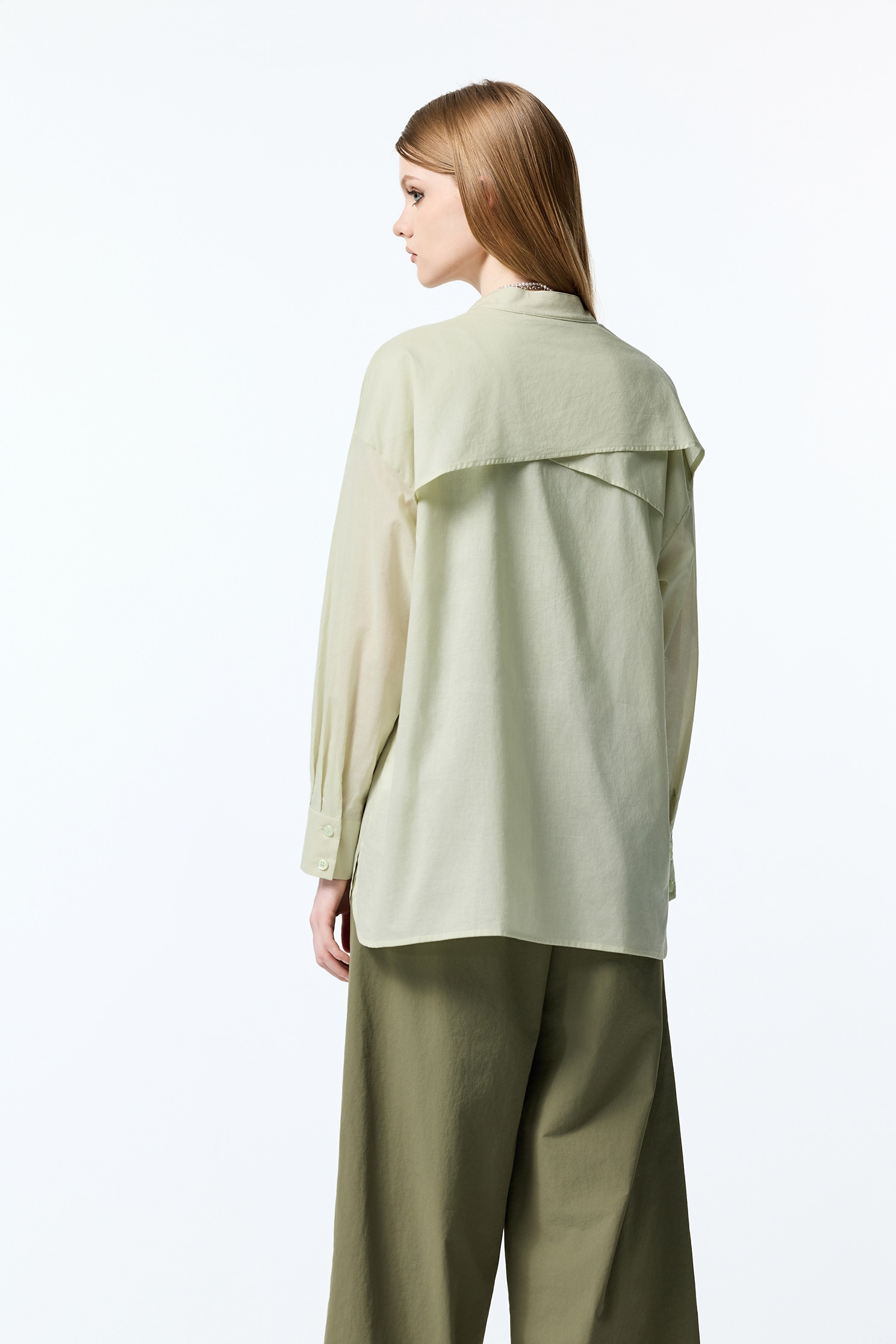 海帶綠花豹刺繡上衣海帶綠花豹刺繡上衣,V領上衣,上班OL穿搭,上衣,刺繡,秋冬穿搭,繡花上衣,襯衫