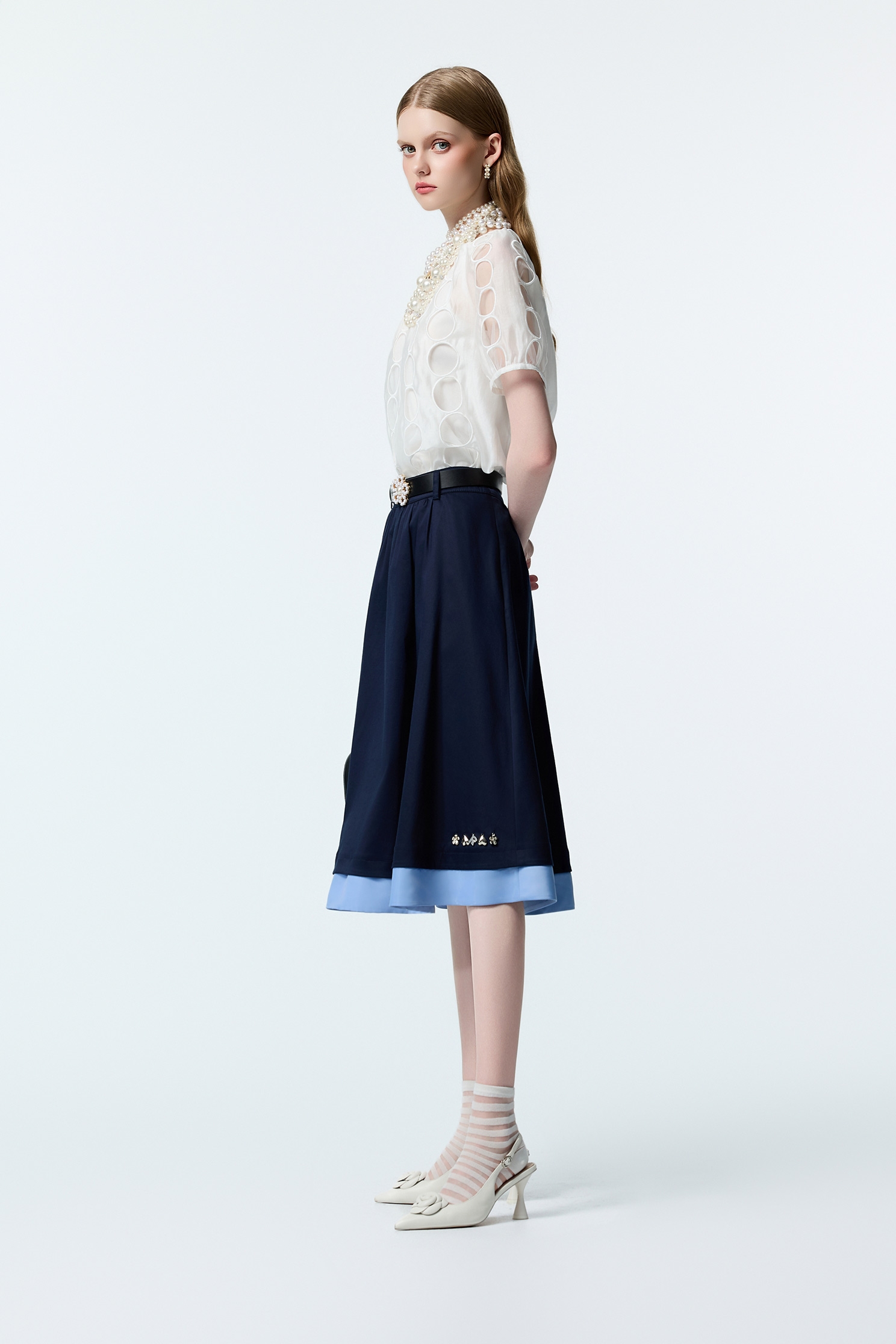 漸層簍空點點刺繡上衣漸層簍空點點刺繡上衣,上衣,內搭上衣,刺繡,波點,珍珠,秋冬穿搭,約會特輯,繡花上衣,輕奢度假,輕奢渡假