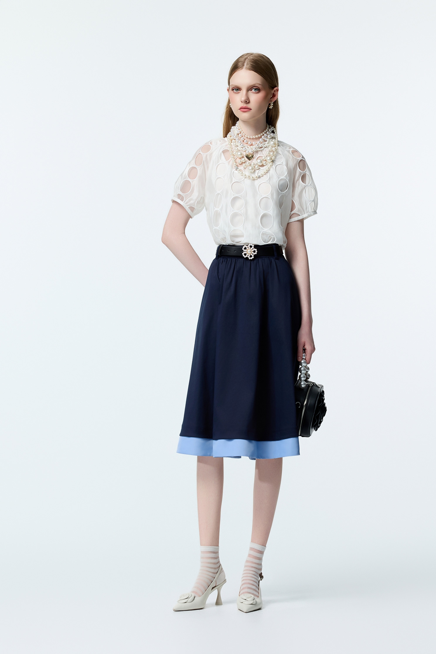 漸層簍空點點刺繡上衣漸層簍空點點刺繡上衣,上衣,內搭上衣,刺繡,波點,珍珠,秋冬穿搭,約會特輯,繡花上衣,輕奢度假,輕奢渡假