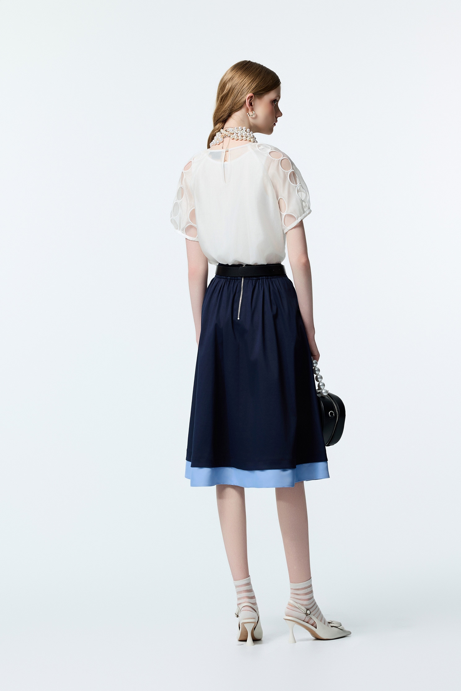 漸層簍空點點刺繡上衣漸層簍空點點刺繡上衣,上衣,內搭上衣,刺繡,波點,珍珠,秋冬穿搭,約會特輯,繡花上衣,輕奢度假,輕奢渡假