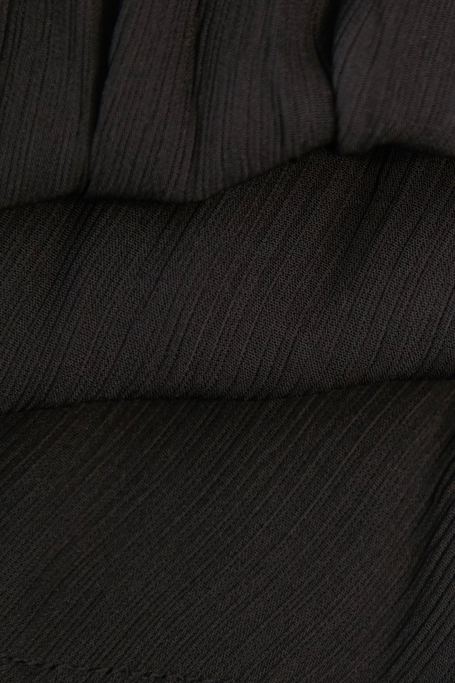 極致黑壓摺傘景楊柳雪紡上衣極致黑壓摺傘景楊柳雪紡上衣,上班OL穿搭,上衣,內搭上衣,秋冬穿搭,細肩帶,襯衫,雪紡,雪紡上衣