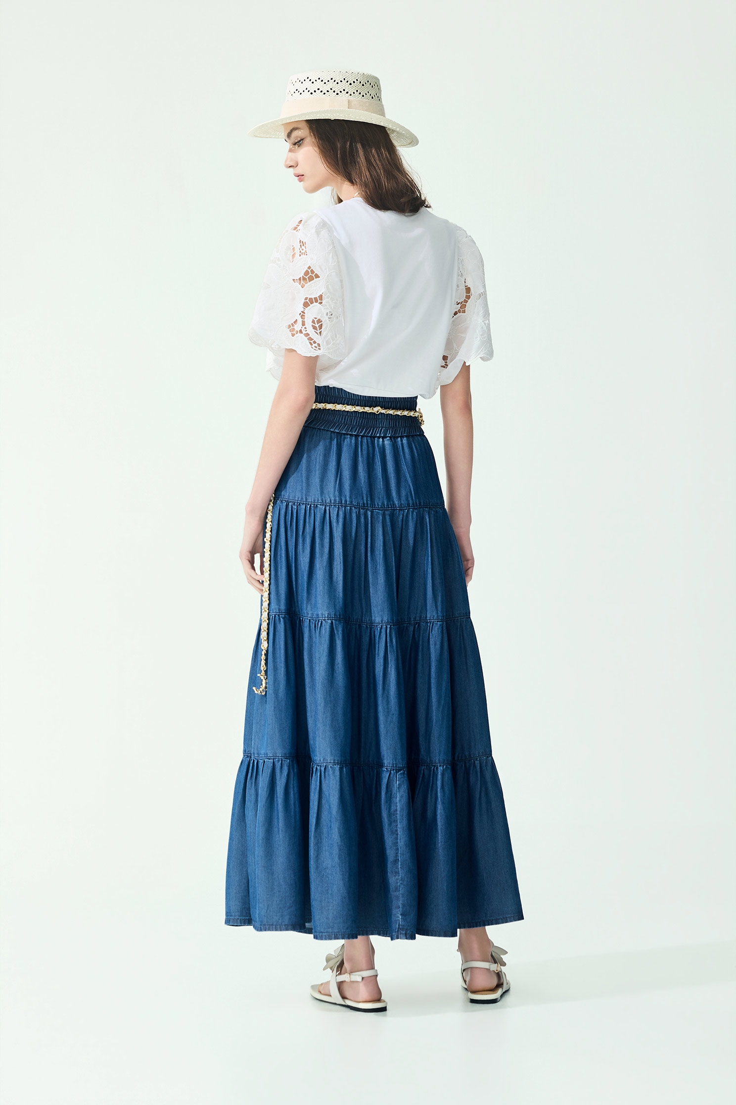 刺繡蕾絲袖造型T恤上衣刺繡蕾絲袖造型T恤上衣,上衣,刺繡,春夏穿搭,白色上衣,蕾絲