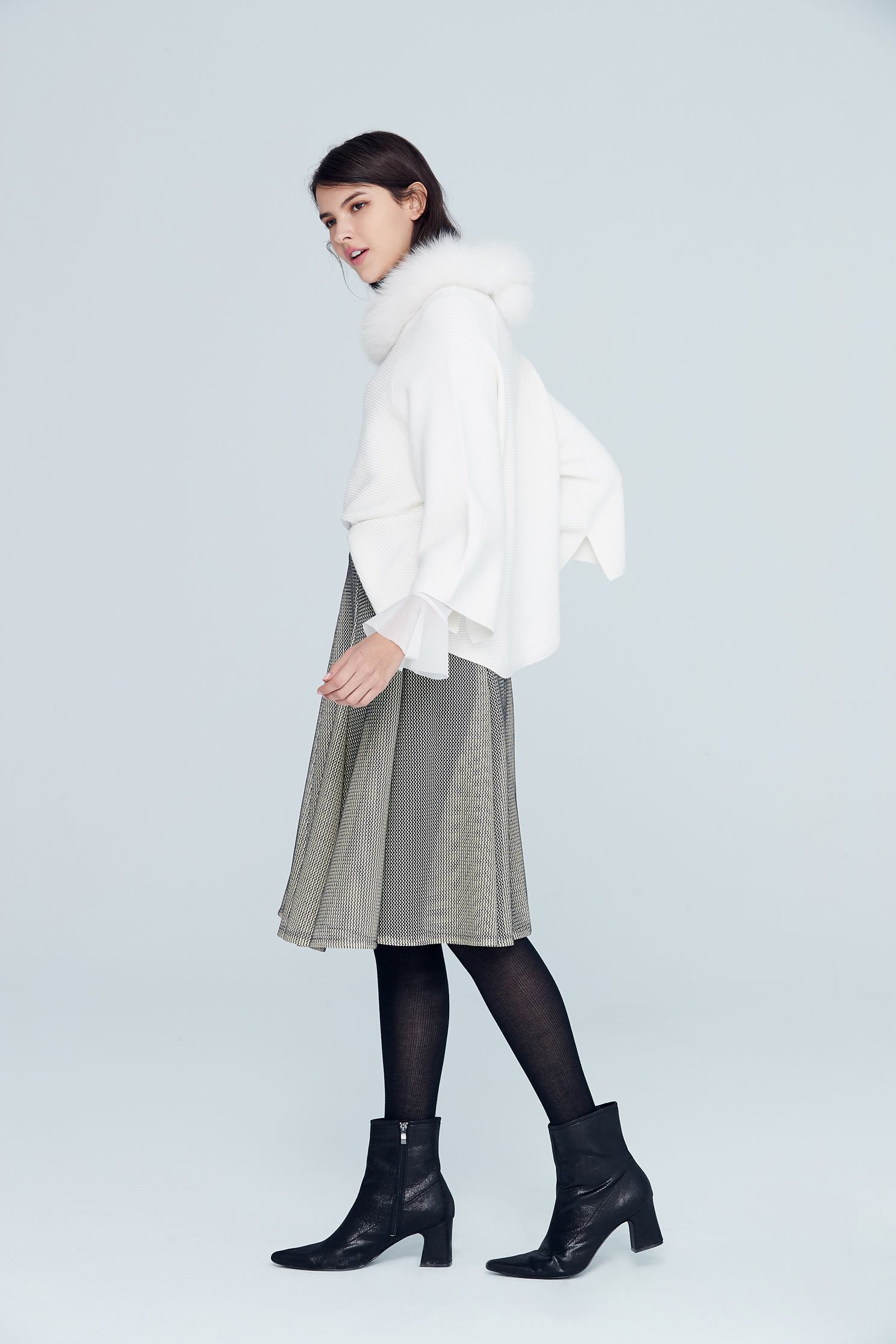 The top with fluff on collar,top,whitetop,knittedtop,longsleevetop