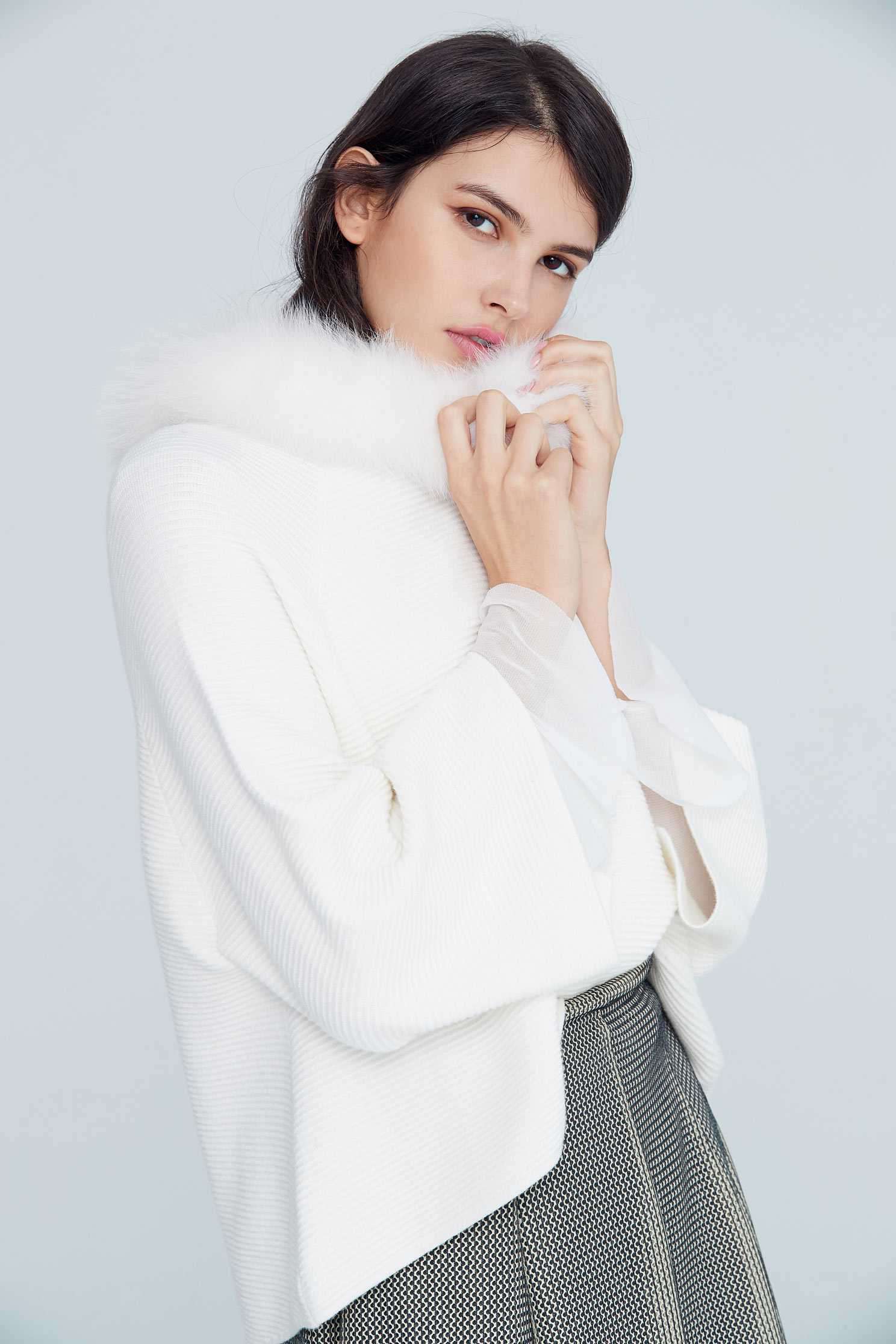 The top with fluff on collar,top,whitetop,knittedtop,longsleevetop