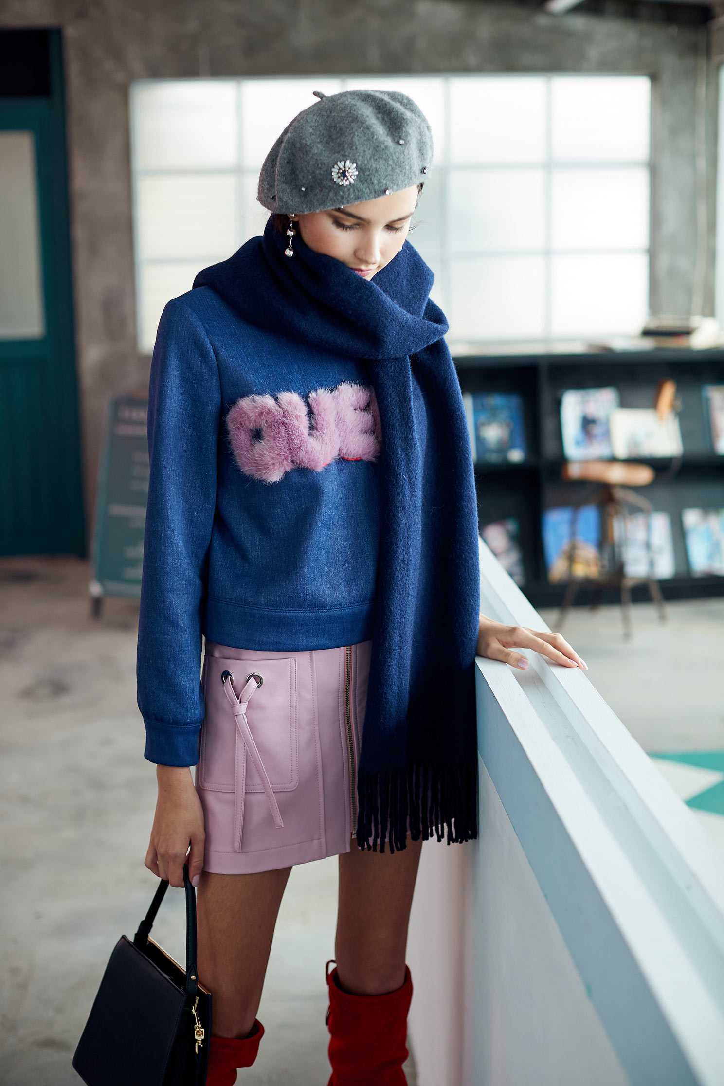 Three-dimensional lettering shirt,top,longsleevetop
