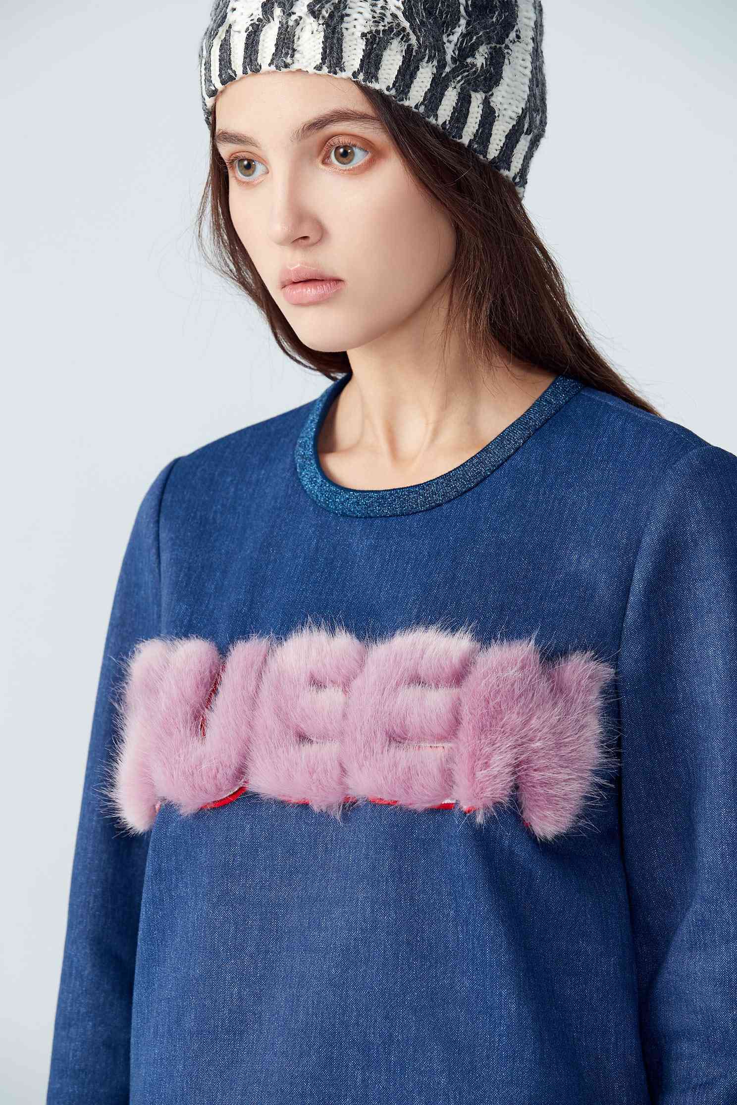 Three-dimensional lettering shirt,top,longsleevetop