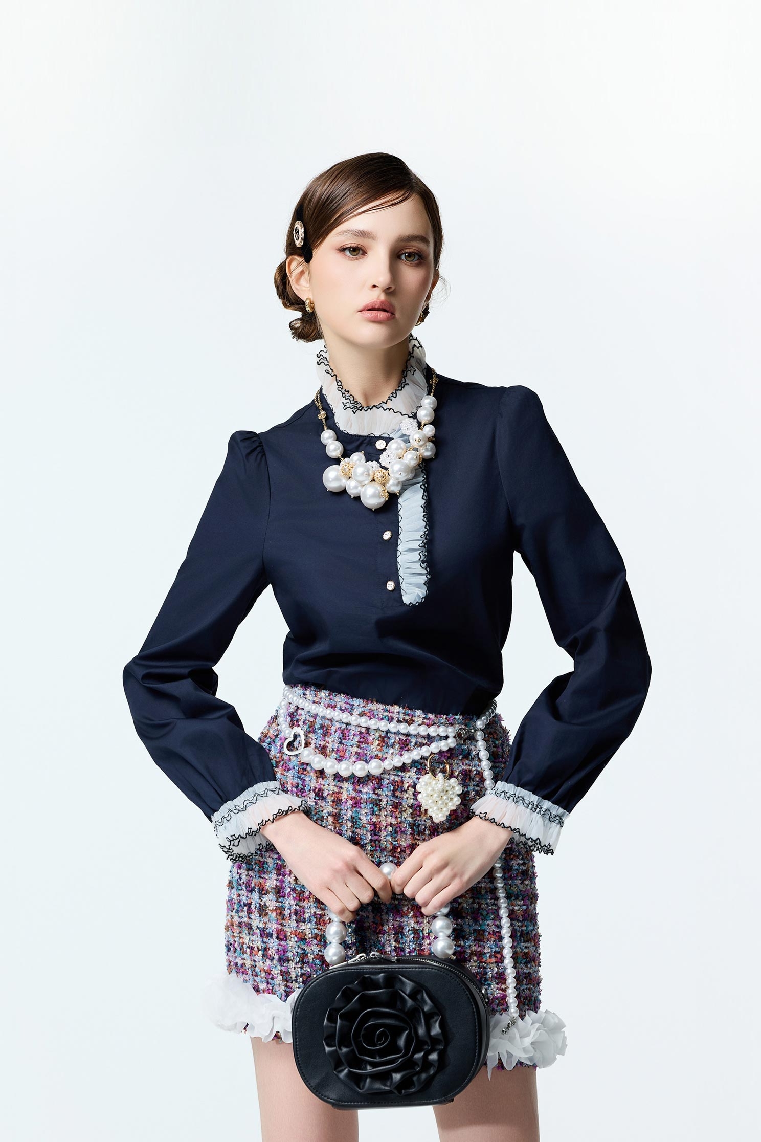 刺繡邊荷葉上衣刺繡邊荷葉上衣,上衣,人氣商品,刺繡,秋冬穿搭,荷葉,蝴蝶結