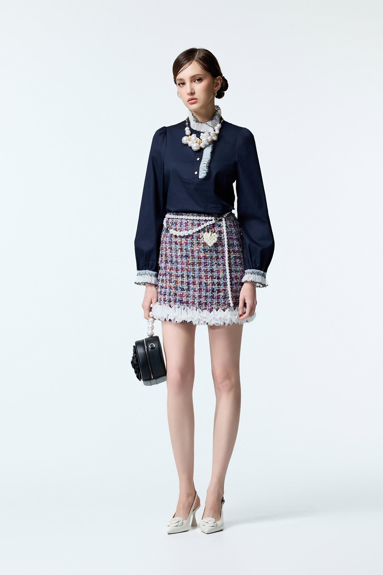 刺繡邊荷葉上衣刺繡邊荷葉上衣,上衣,人氣商品,刺繡,秋冬穿搭,荷葉,蝴蝶結