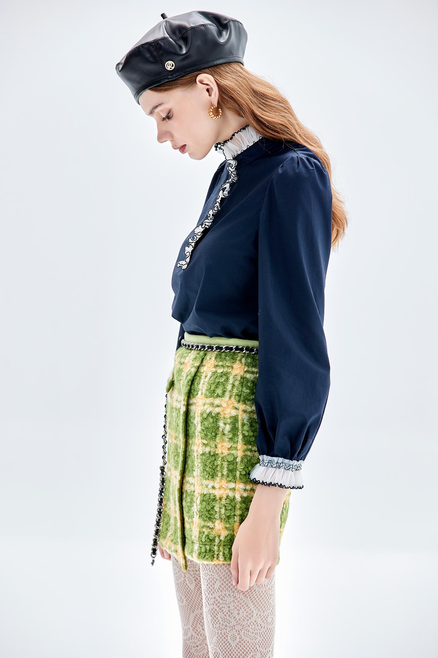 刺繡邊荷葉上衣刺繡邊荷葉上衣,上衣,人氣商品,刺繡,秋冬穿搭,荷葉,蝴蝶結