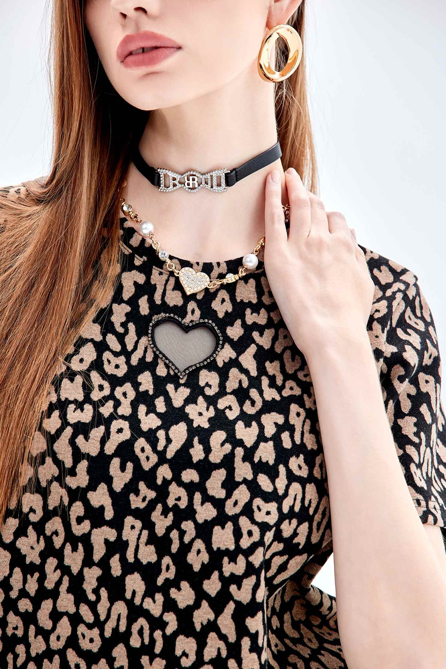 雌鹿色豹紋簍空愛心短袖上衣雌鹿色豹紋簍空愛心短袖上衣,上衣,秋冬穿搭