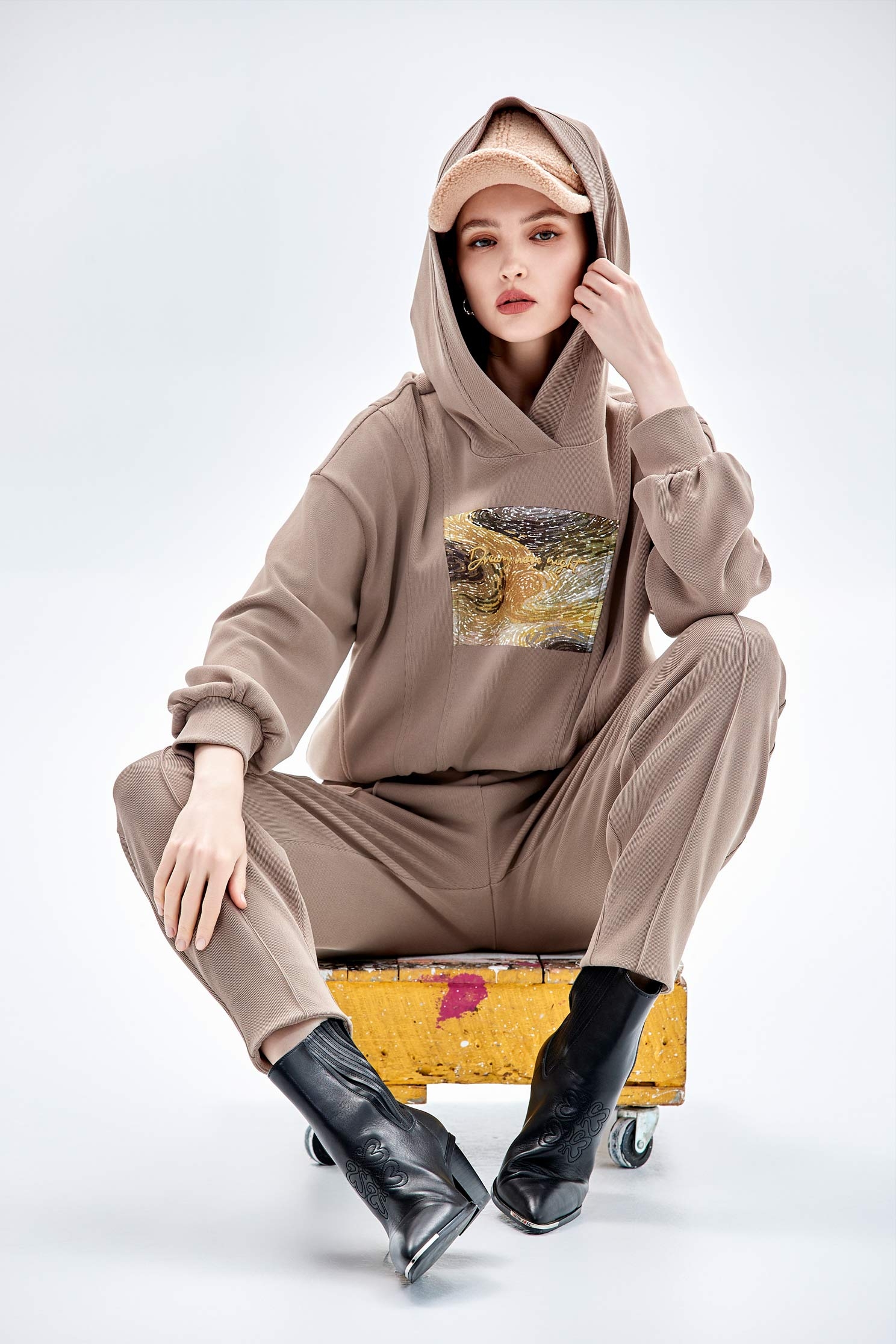 愛爾蘭奶油色連帽上衣愛爾蘭奶油色連帽上衣,上衣,刺繡,帽T,秋冬穿搭