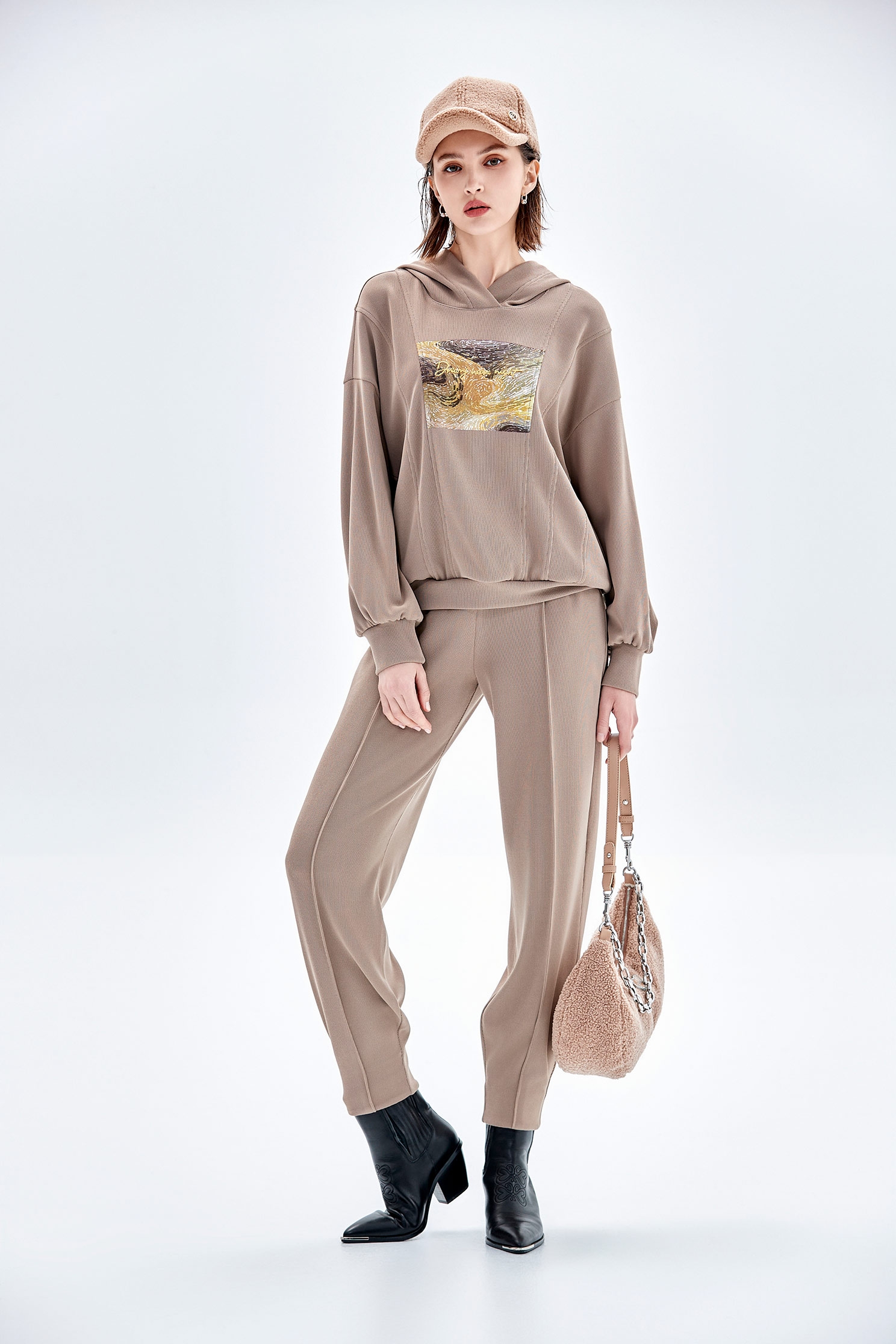 愛爾蘭奶油色連帽上衣愛爾蘭奶油色連帽上衣,上衣,刺繡,帽T,秋冬穿搭