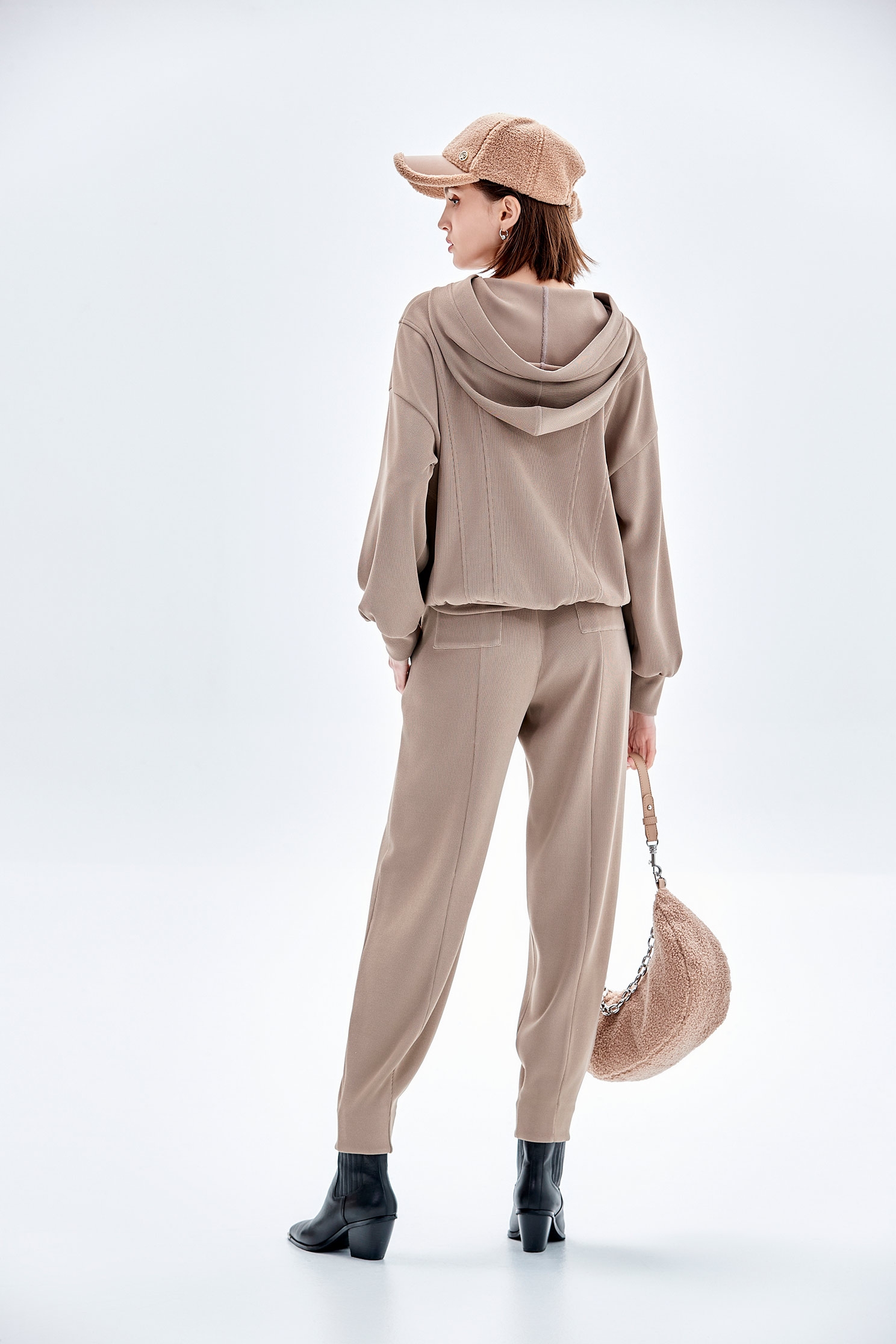 愛爾蘭奶油色連帽上衣愛爾蘭奶油色連帽上衣,上衣,刺繡,帽T,秋冬穿搭