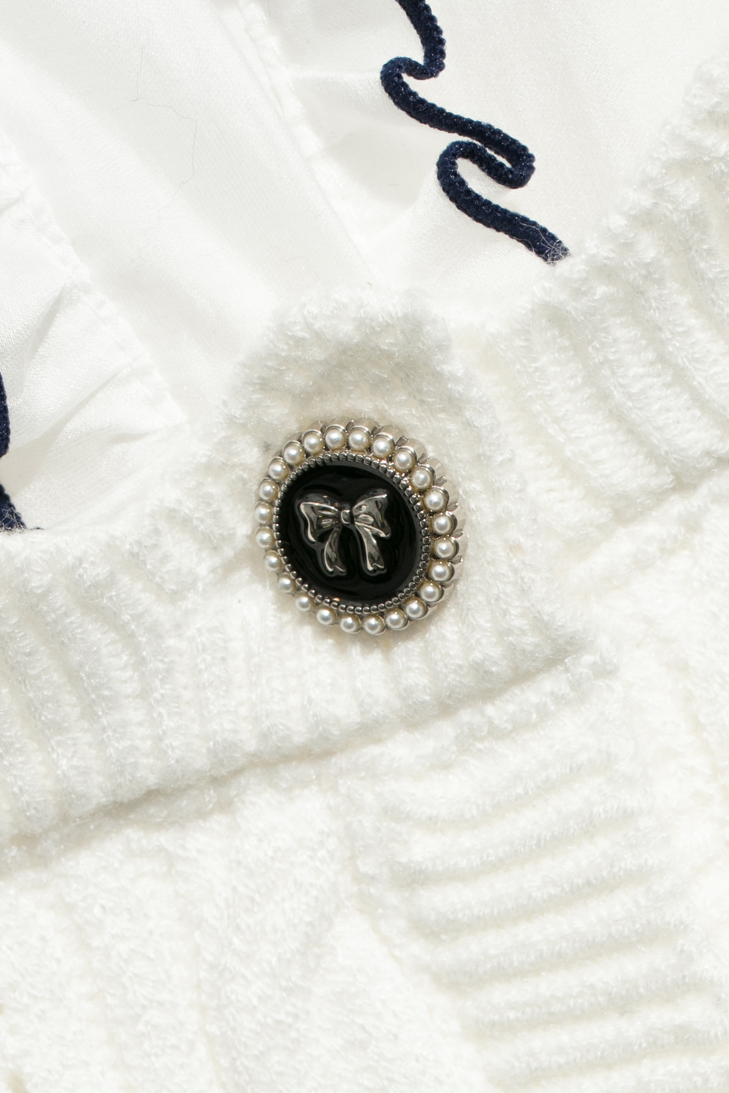 鑲色邊荷葉針織上衣鑲色邊荷葉針織上衣,上衣,人氣商品,珍珠,白色上衣,秋冬穿搭,荷葉,蝴蝶結,針織,針織衫