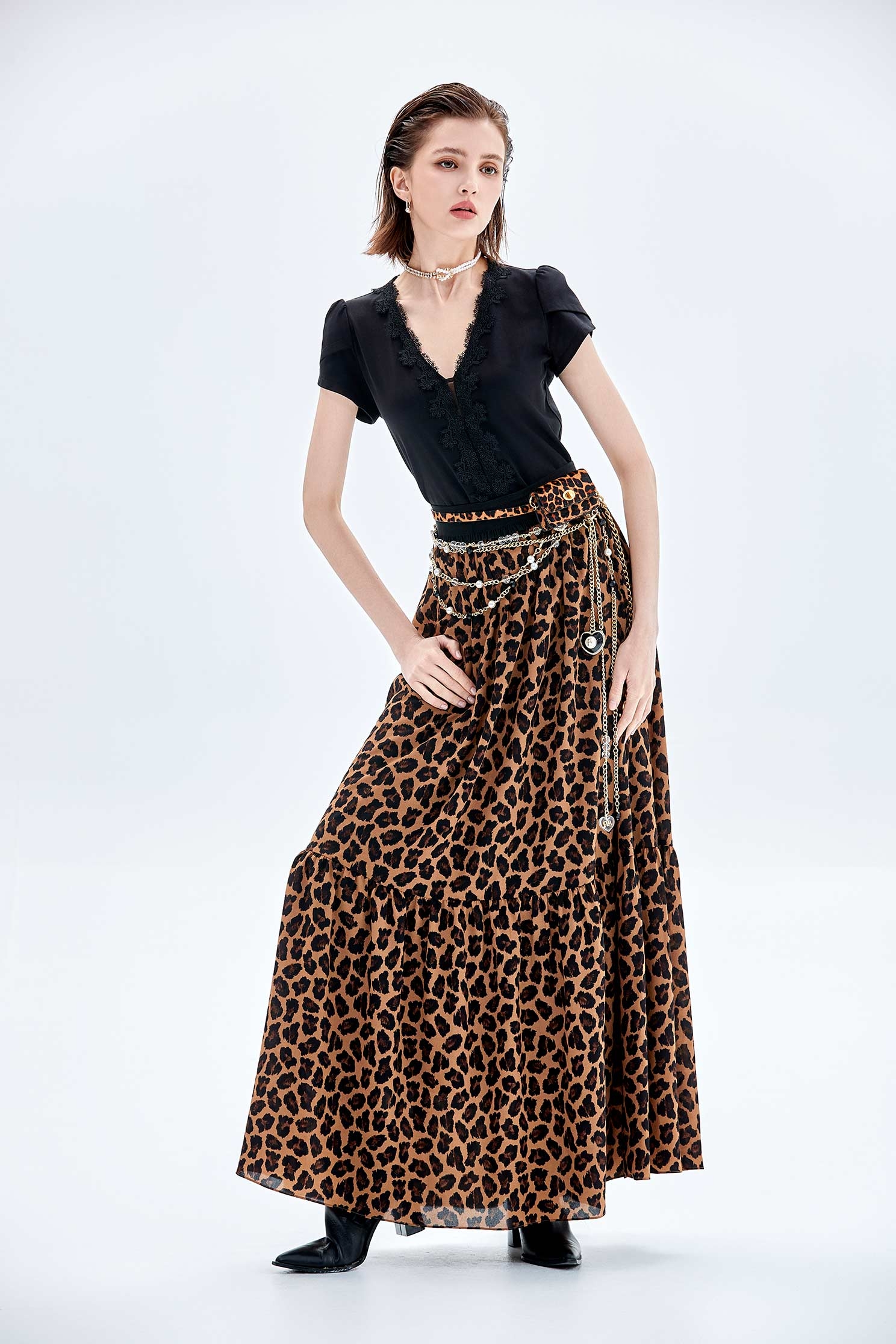 極致黑V領蕾絲花飾短袖上衣極致黑V領蕾絲花飾短袖上衣,V領上衣,上衣,短袖上衣,秋冬穿搭,花花世界,蕾絲,蕾絲上衣