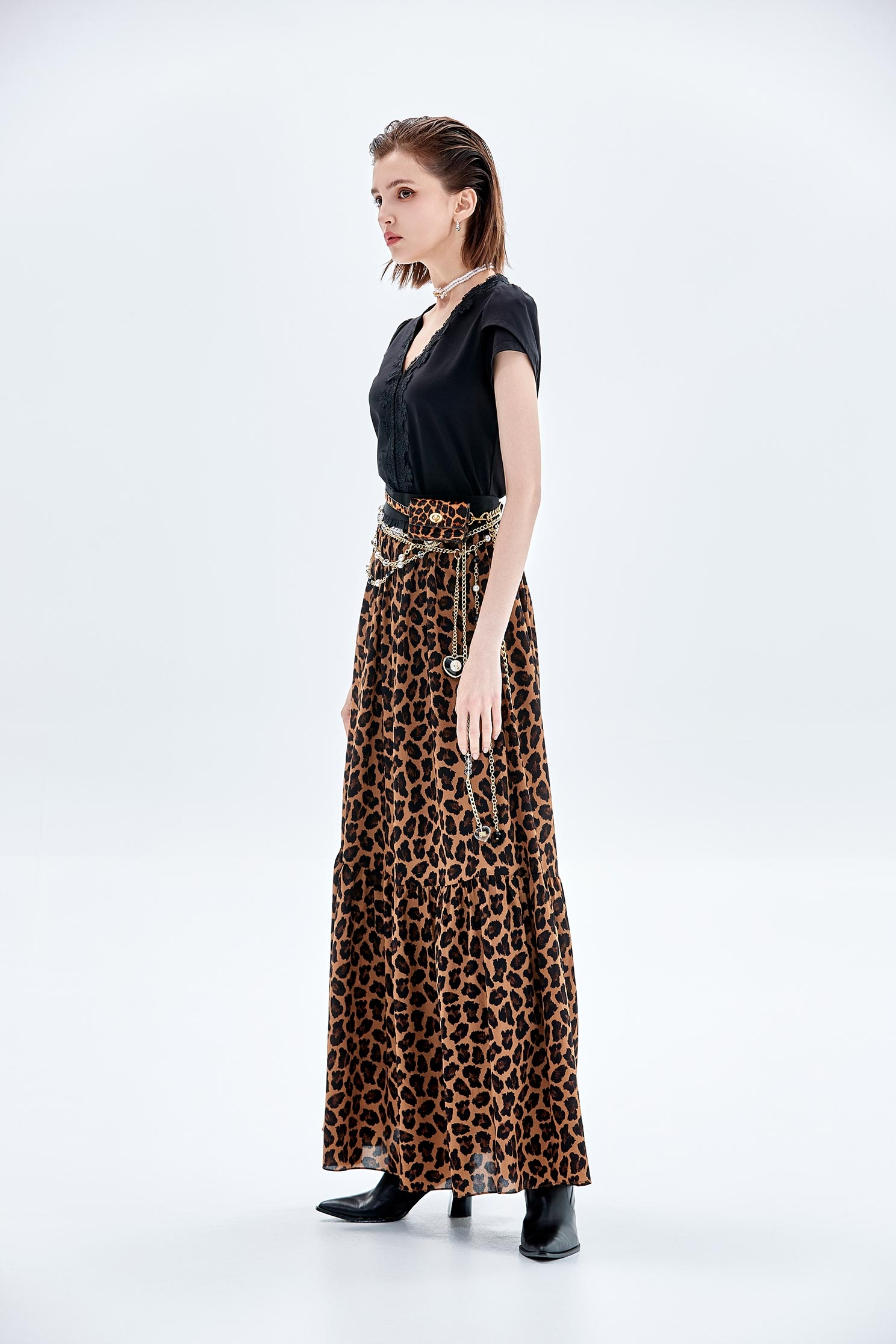 極致黑V領蕾絲花飾短袖上衣極致黑V領蕾絲花飾短袖上衣,V領上衣,上衣,短袖上衣,秋冬穿搭,花花世界,蕾絲,蕾絲上衣