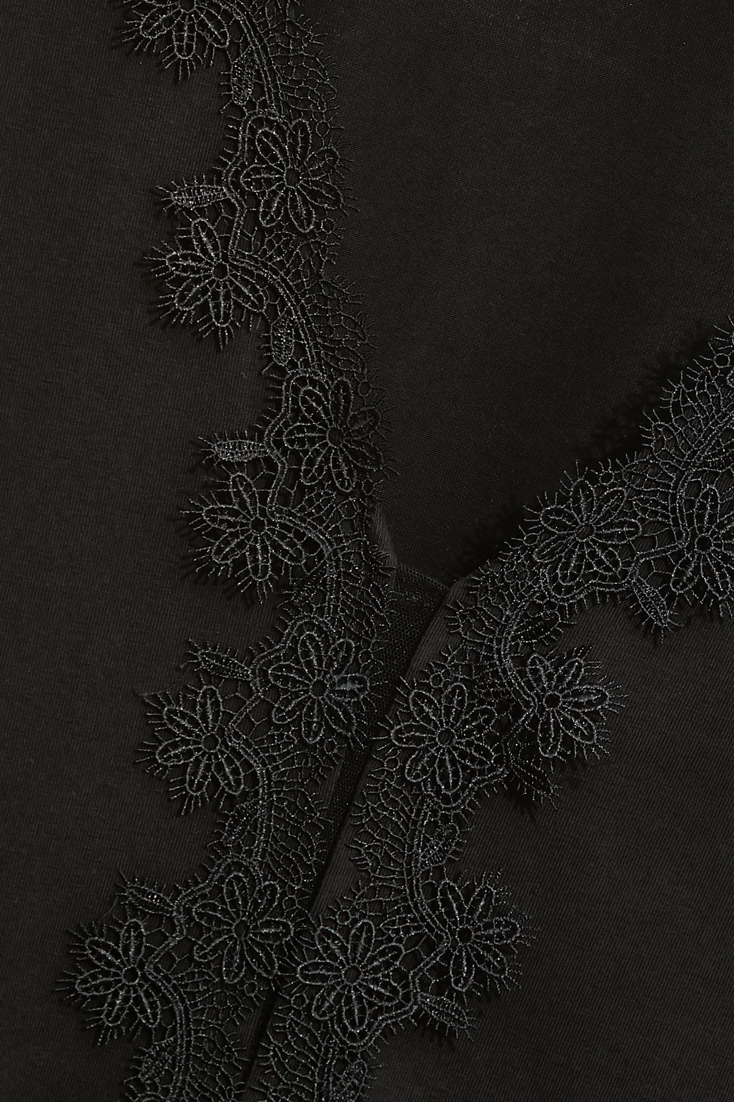 極致黑V領蕾絲花飾短袖上衣極致黑V領蕾絲花飾短袖上衣,V領上衣,上衣,短袖上衣,秋冬穿搭,花花世界,蕾絲,蕾絲上衣