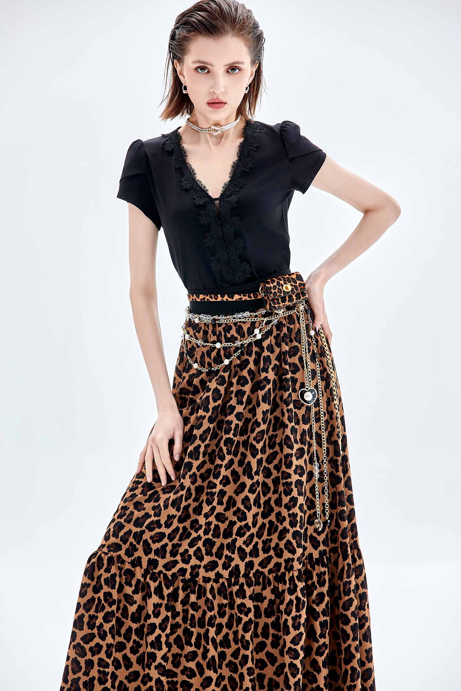 極致黑V領蕾絲花飾短袖上衣極致黑V領蕾絲花飾短袖上衣,V領上衣,上衣,短袖上衣,秋冬穿搭,花花世界,蕾絲,蕾絲上衣