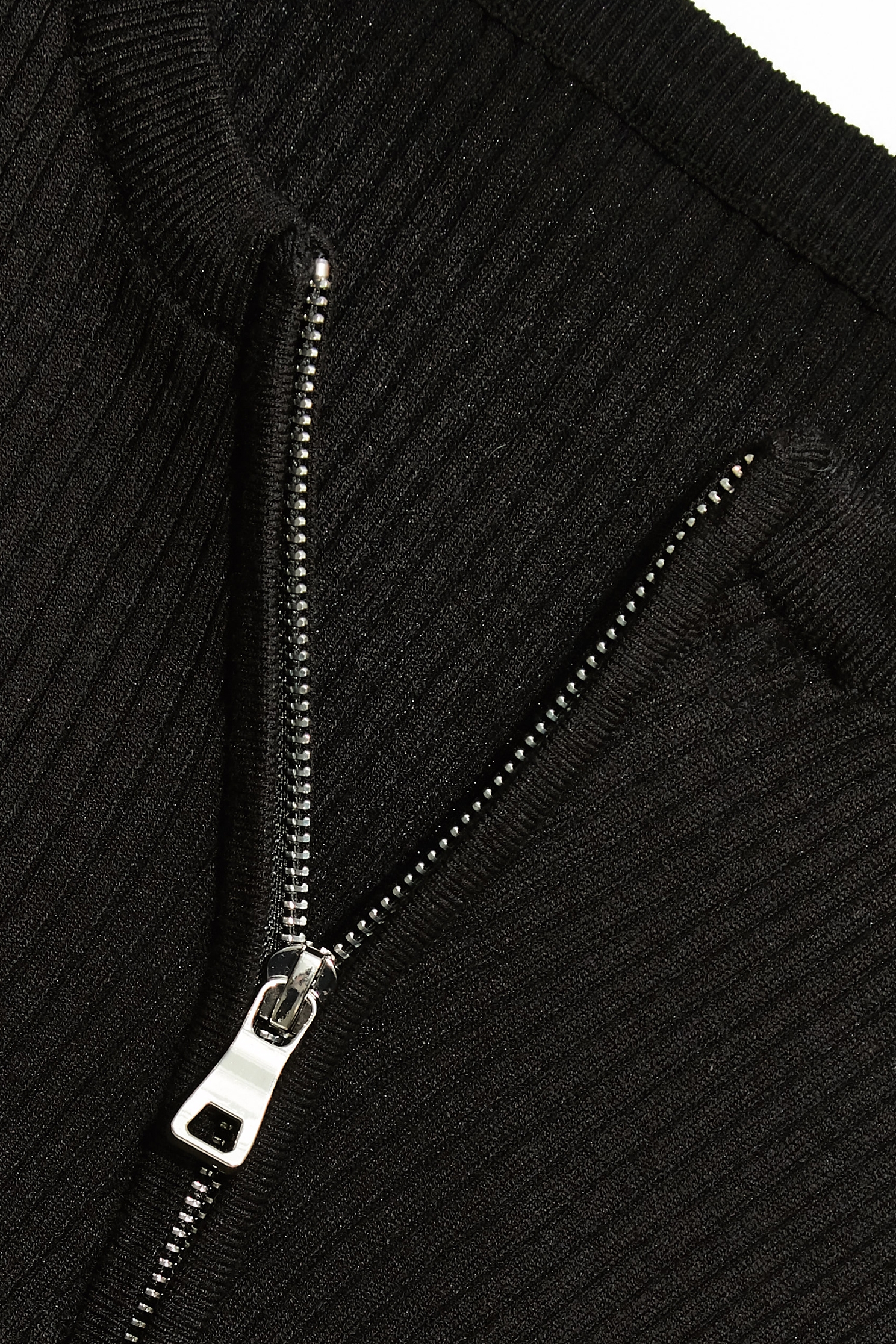 極致黑不對稱前拉鍊長袖上衣極致黑不對稱前拉鍊長袖上衣,上衣,人氣商品,秋冬穿搭,針織,針織衫,黑色上衣