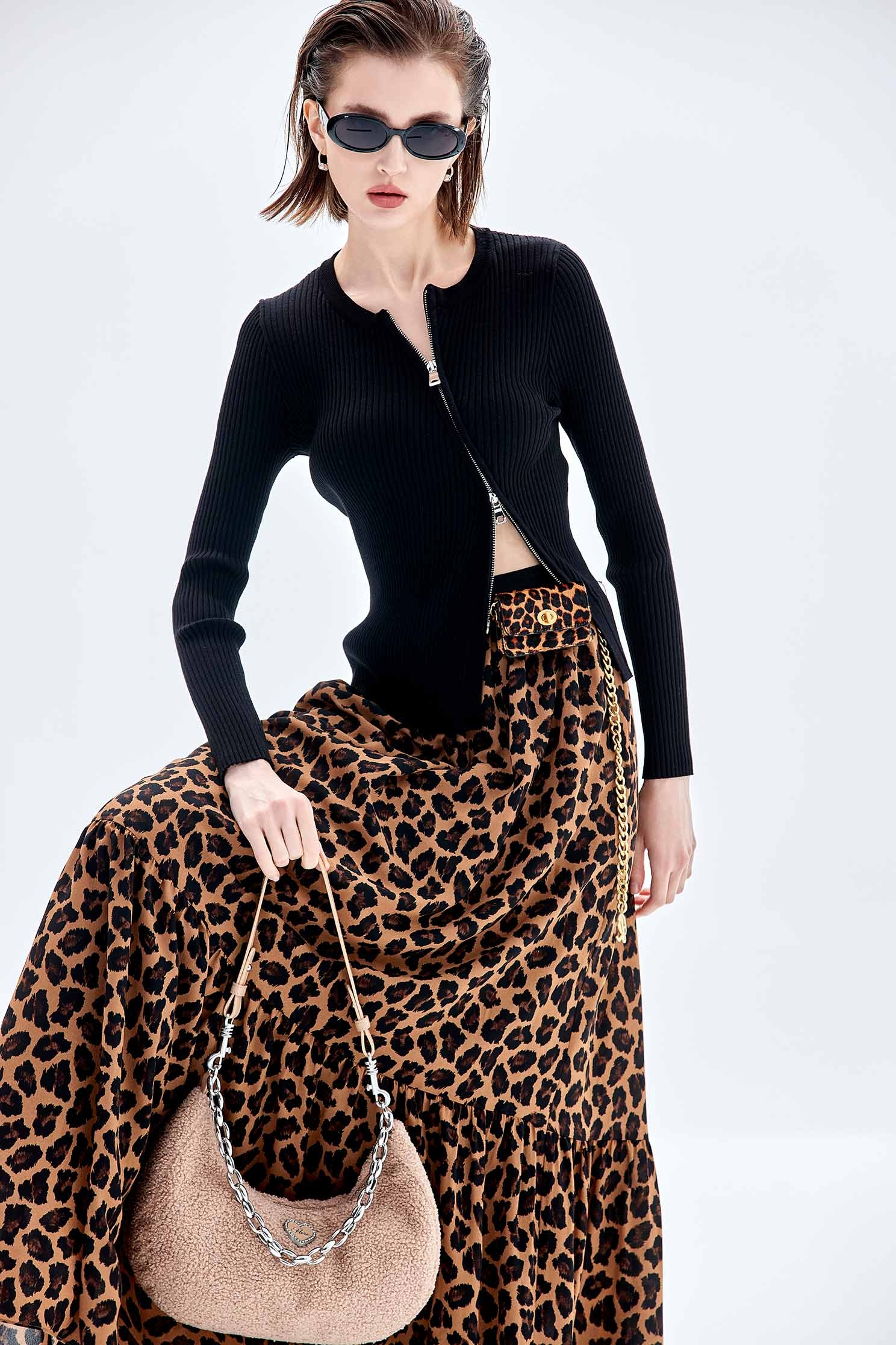 極致黑不對稱前拉鍊長袖上衣極致黑不對稱前拉鍊長袖上衣,上衣,人氣商品,秋冬穿搭,針織,針織衫,黑色上衣