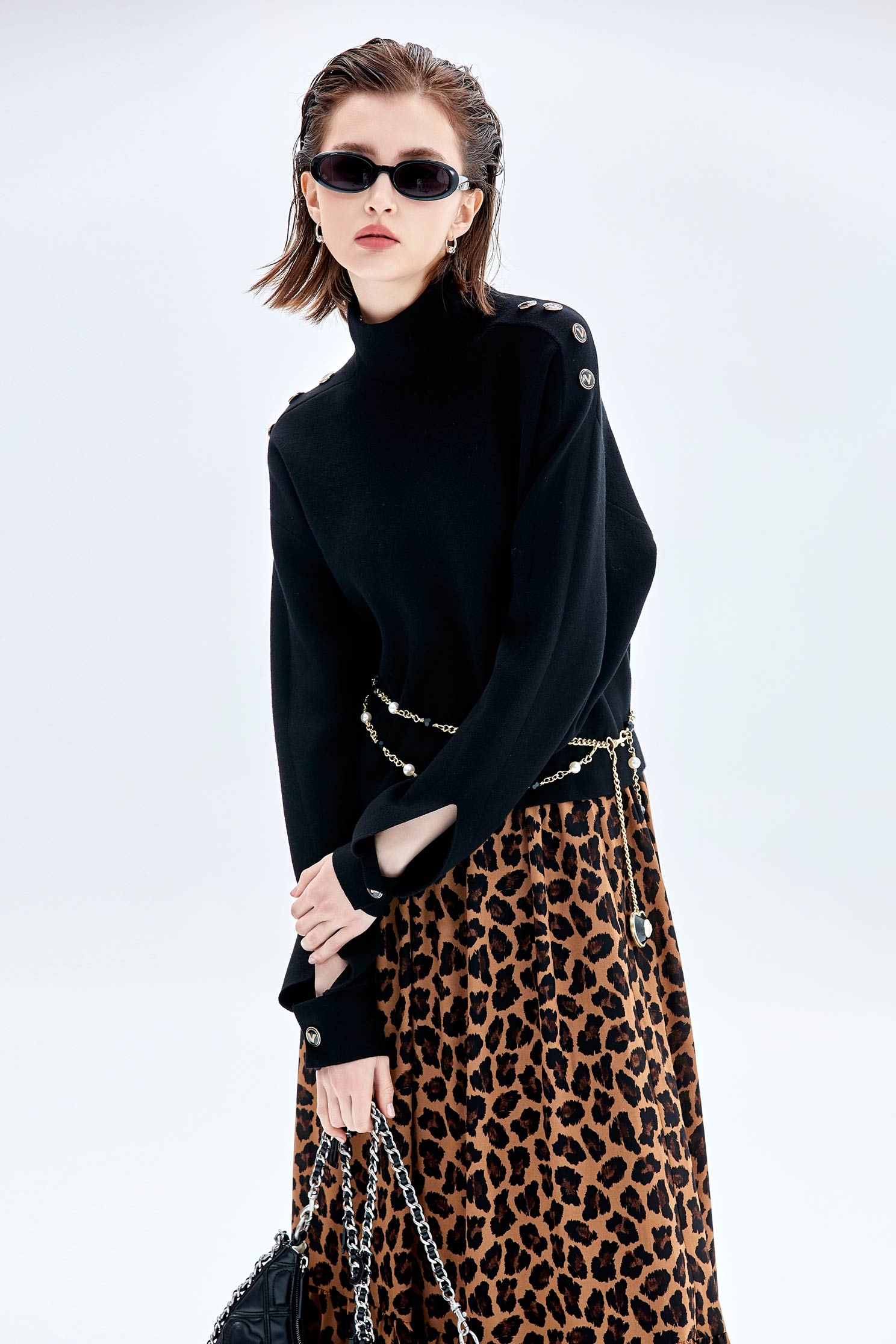 極致黑高領釦飾針織上衣極致黑高領釦飾針織上衣,上衣,人氣商品,秋冬穿搭,針織,針織衫,黑色上衣