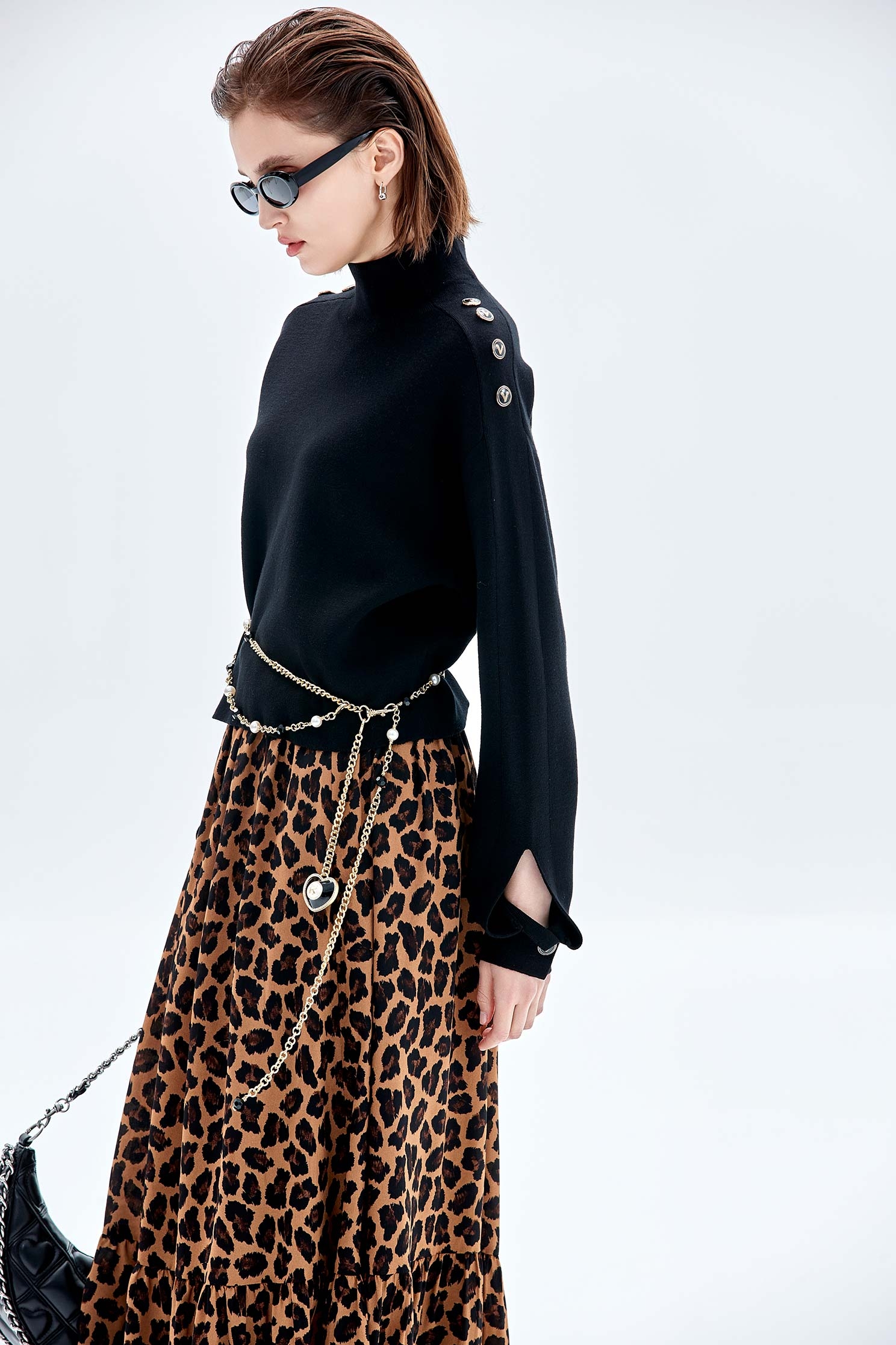 極致黑高領釦飾針織上衣極致黑高領釦飾針織上衣,上衣,人氣商品,秋冬穿搭,針織,針織衫,黑色上衣