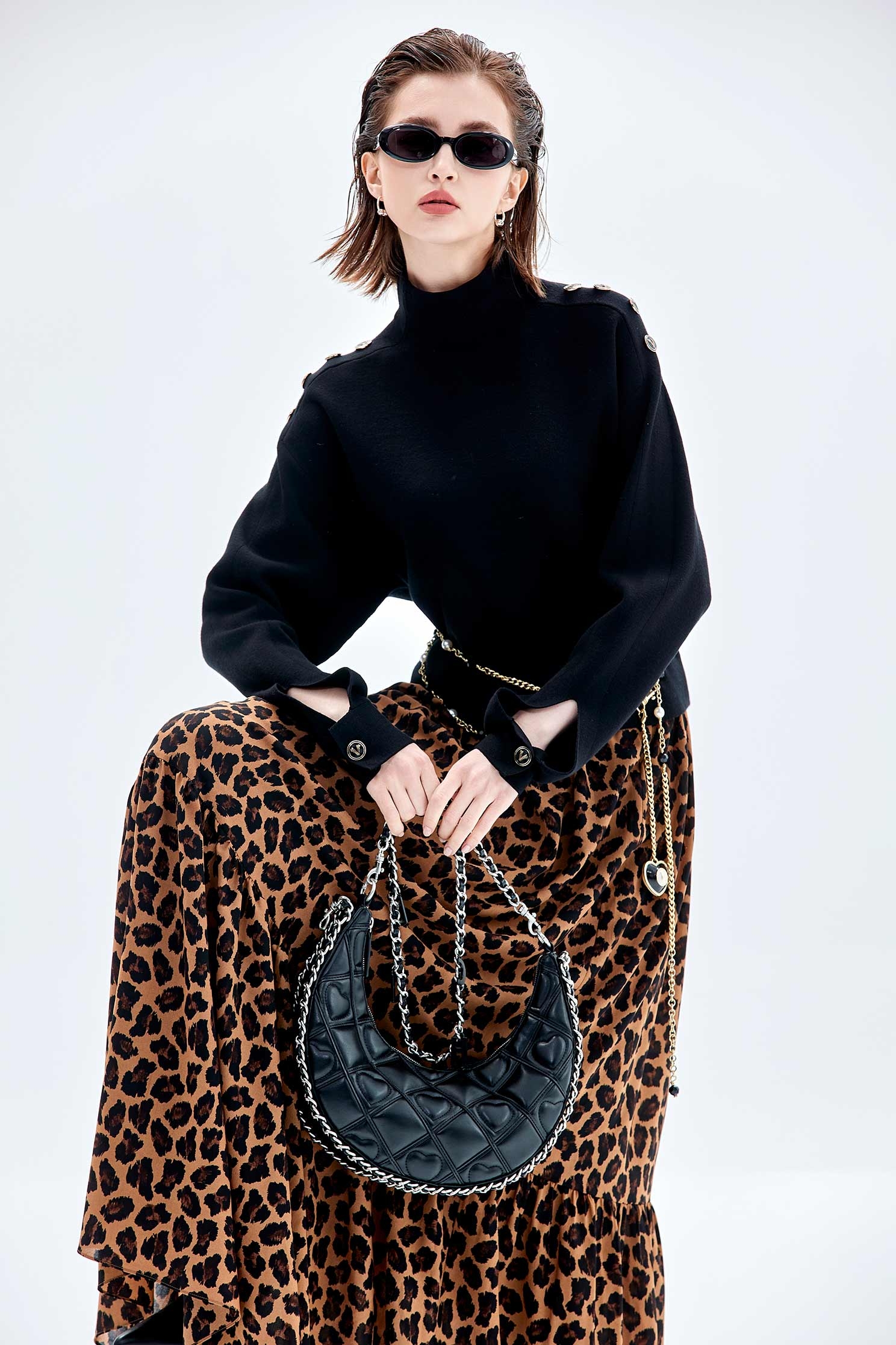 極致黑高領釦飾針織上衣極致黑高領釦飾針織上衣,上衣,人氣商品,秋冬穿搭,針織,針織衫,黑色上衣