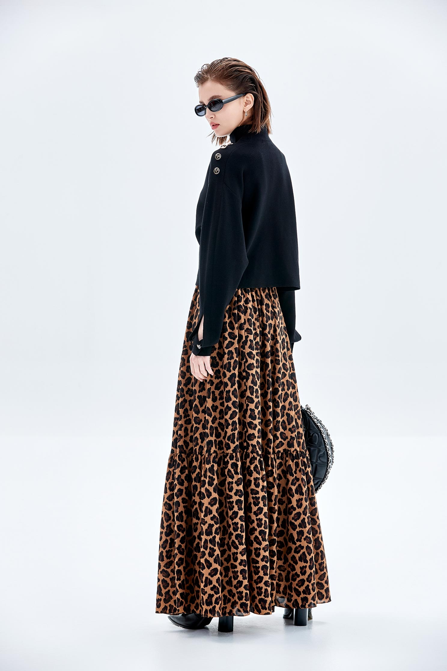 極致黑高領釦飾針織上衣極致黑高領釦飾針織上衣,上衣,人氣商品,秋冬穿搭,針織,針織衫,黑色上衣