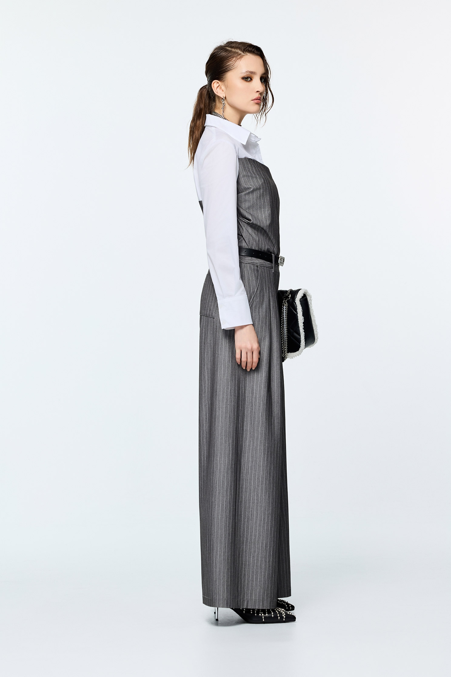 靜謐灰馬甲襯衫上衣靜謐灰馬甲襯衫上衣,上班OL穿搭,上衣,人氣商品,時髦成套搭配,條紋,秋冬穿搭,襯衫