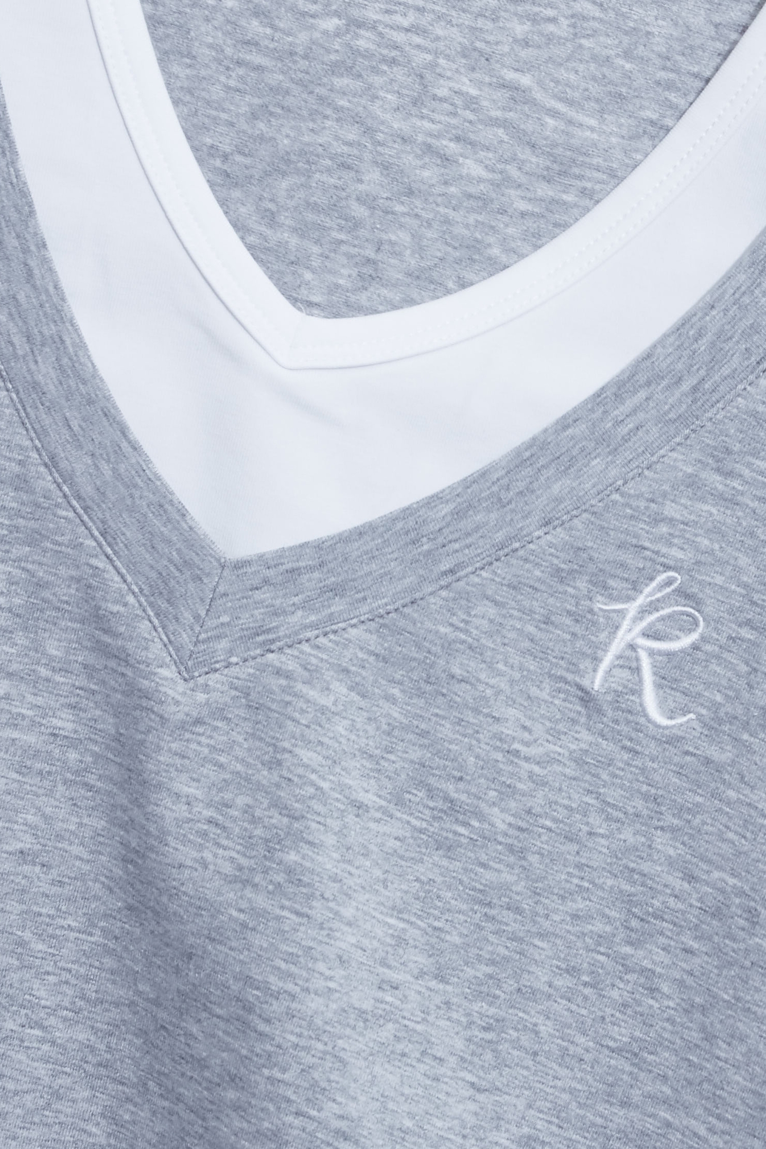 薄暮灰假兩件Ｔ恤上衣薄暮灰假兩件Ｔ恤上衣,T-Shirt,T恤,V領上衣,上班OL穿搭,上衣,秋冬穿搭,簡約穿搭,約會特輯,純棉,輕奢度假,輕奢渡假