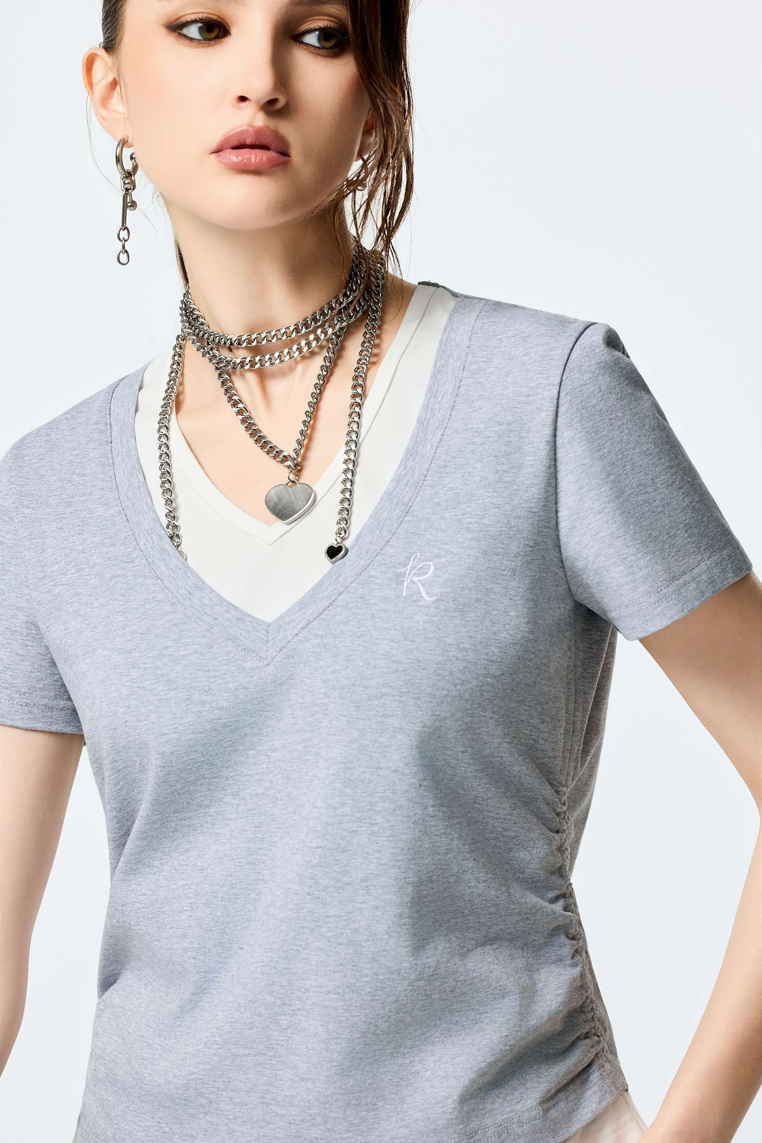 薄暮灰假兩件Ｔ恤上衣薄暮灰假兩件Ｔ恤上衣,T-Shirt,T恤,V領上衣,上班OL穿搭,上衣,秋冬穿搭,簡約穿搭,約會特輯,純棉,輕奢度假,輕奢渡假