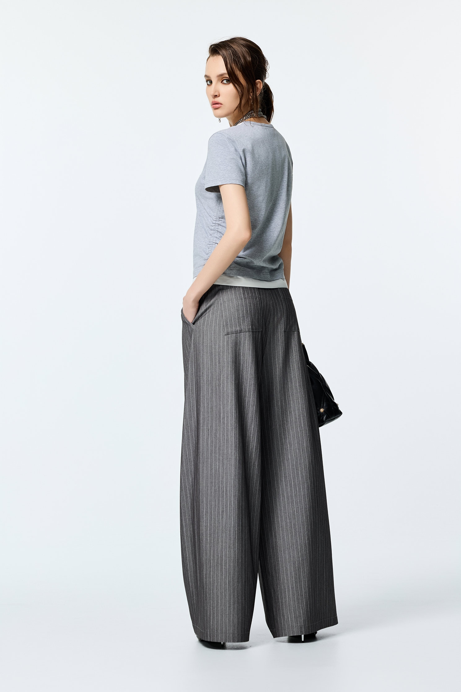 薄暮灰假兩件Ｔ恤上衣薄暮灰假兩件Ｔ恤上衣,T-Shirt,T恤,V領上衣,上班OL穿搭,上衣,秋冬穿搭,簡約穿搭,約會特輯,純棉,輕奢度假,輕奢渡假