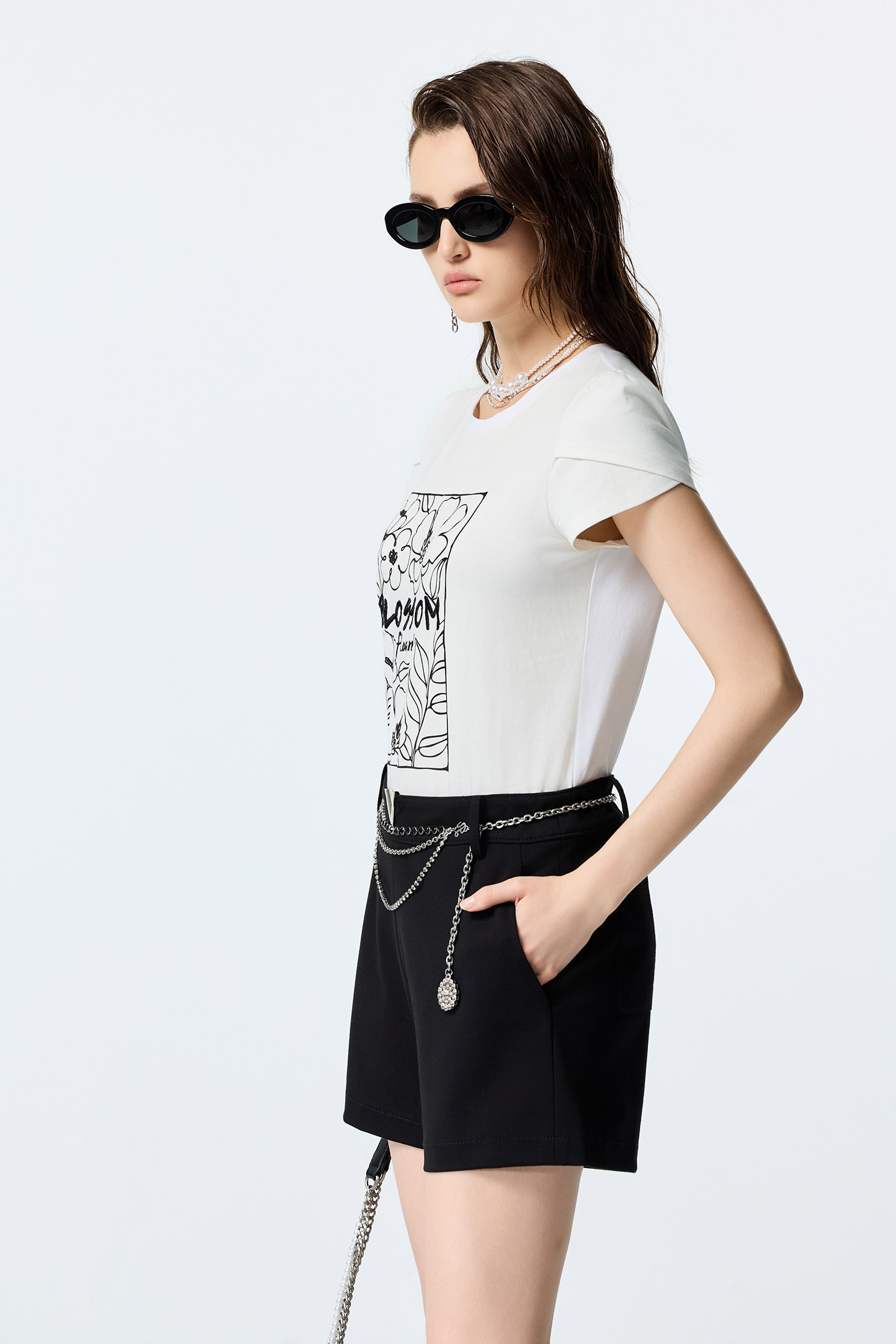 手繪花印繡圖騰T恤手繪花印繡圖騰T恤,上衣,白色上衣,秋冬穿搭,純棉,繡花