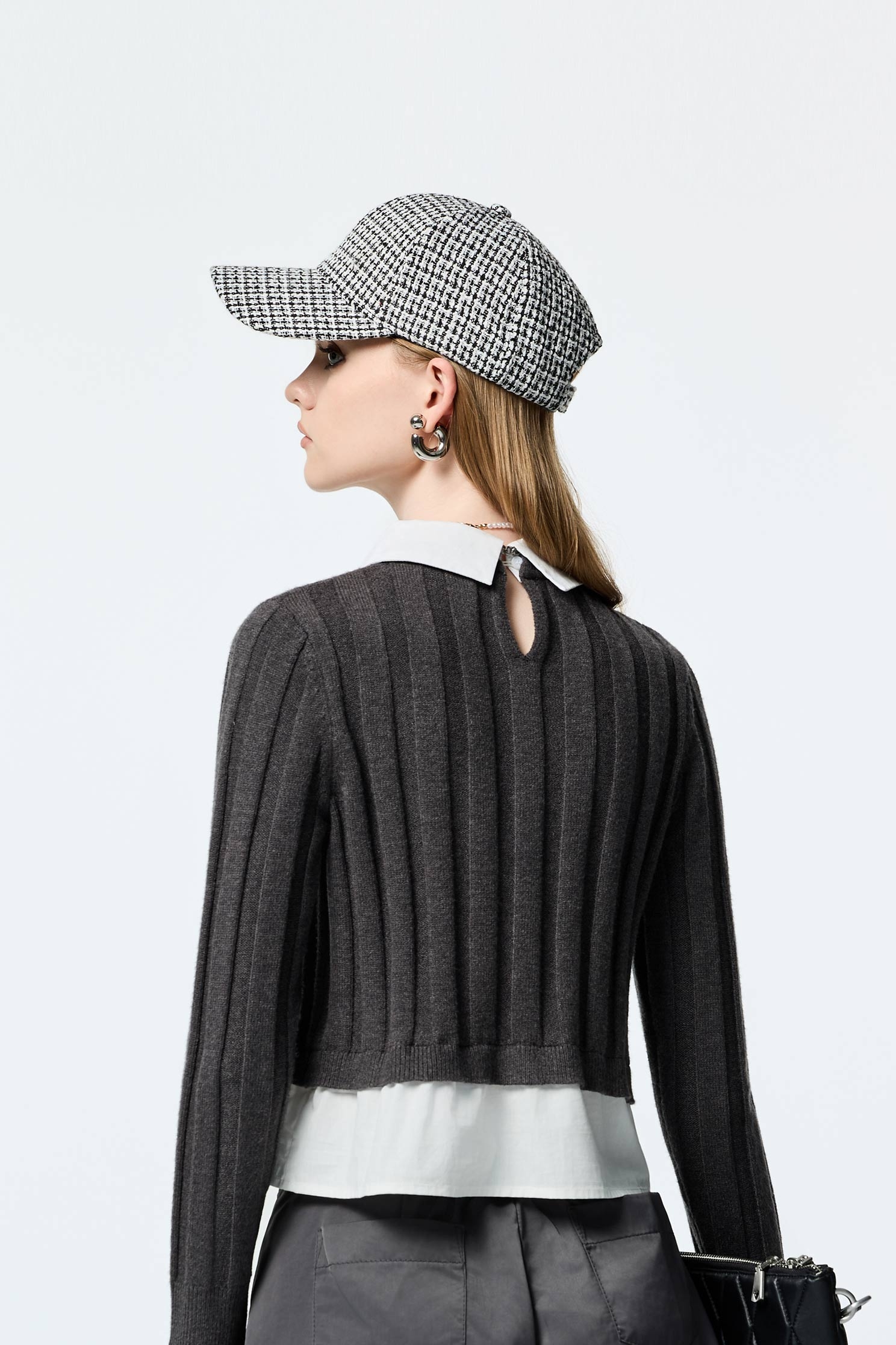 靜謐灰假兩件針織上衣靜謐灰假兩件針織上衣,上班OL穿搭,上衣,人氣商品,條紋,秋冬穿搭,簡約穿搭,約會特輯,襯衫,針織,針織上衣,針織衫